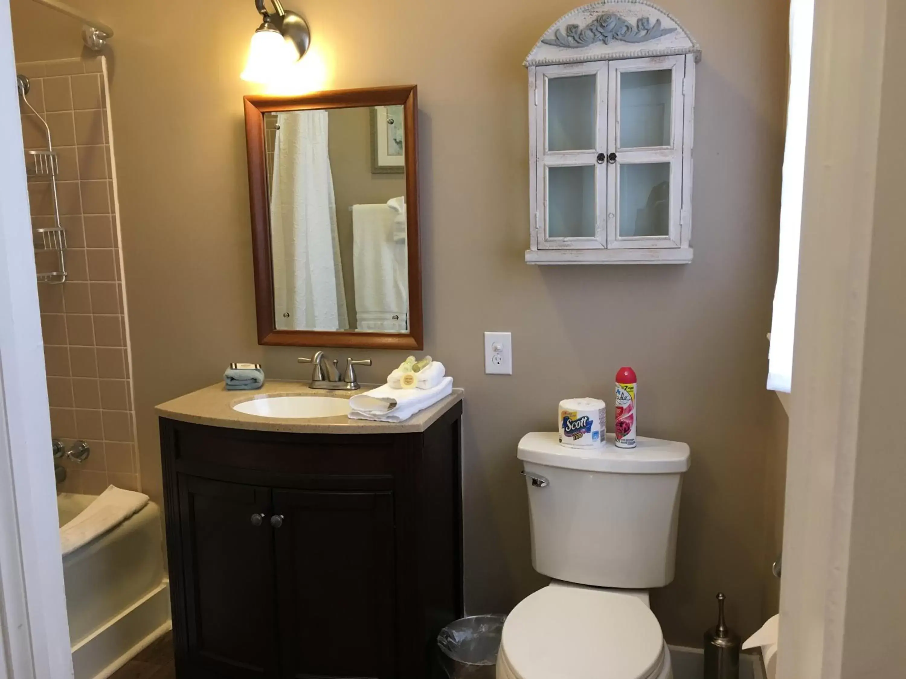 Shower, Bathroom in Grafton Lodge