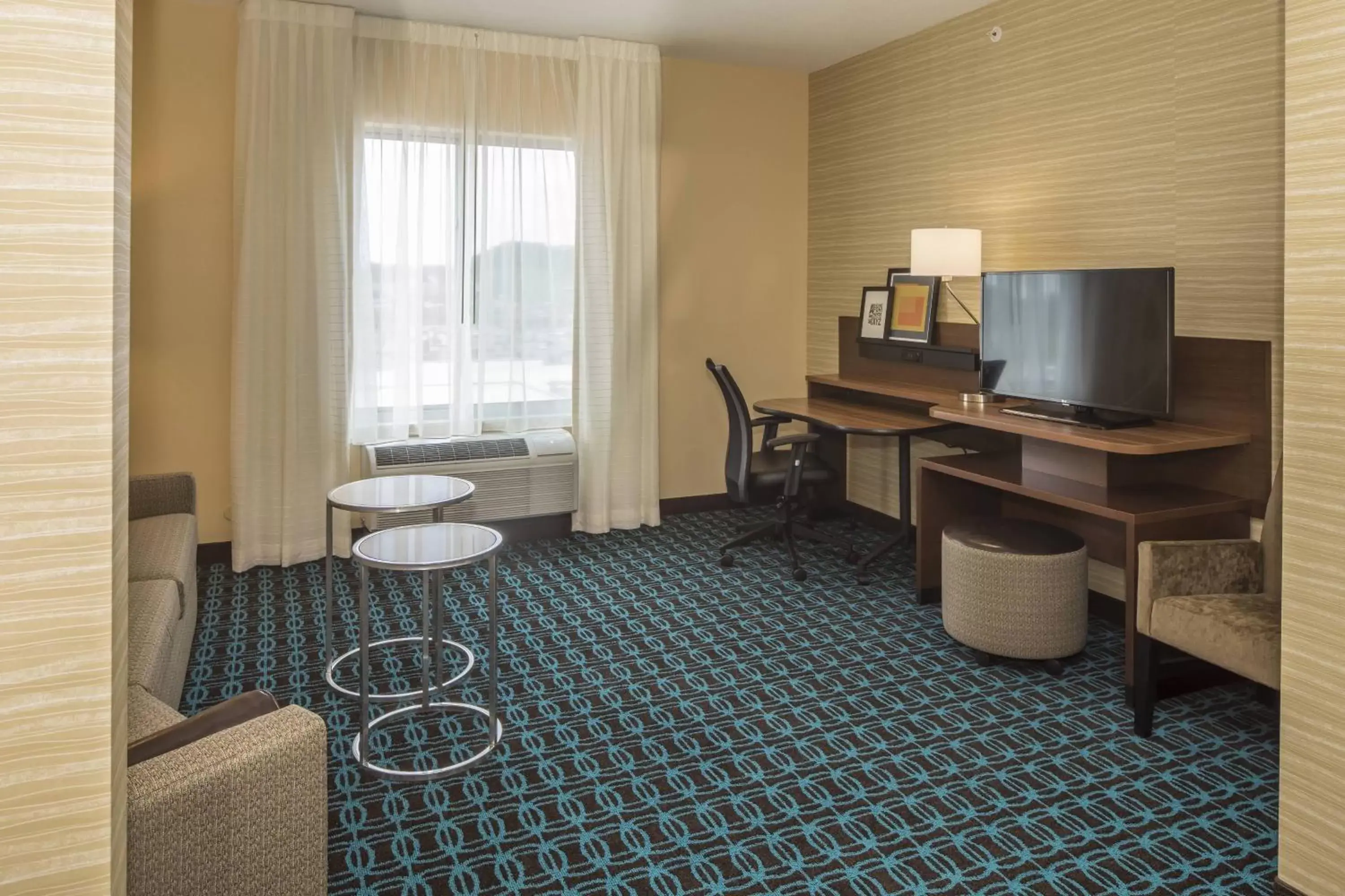 Living room, TV/Entertainment Center in Fairfield Inn & Suites by Marriott Pittsburgh North/McCandless Crossing