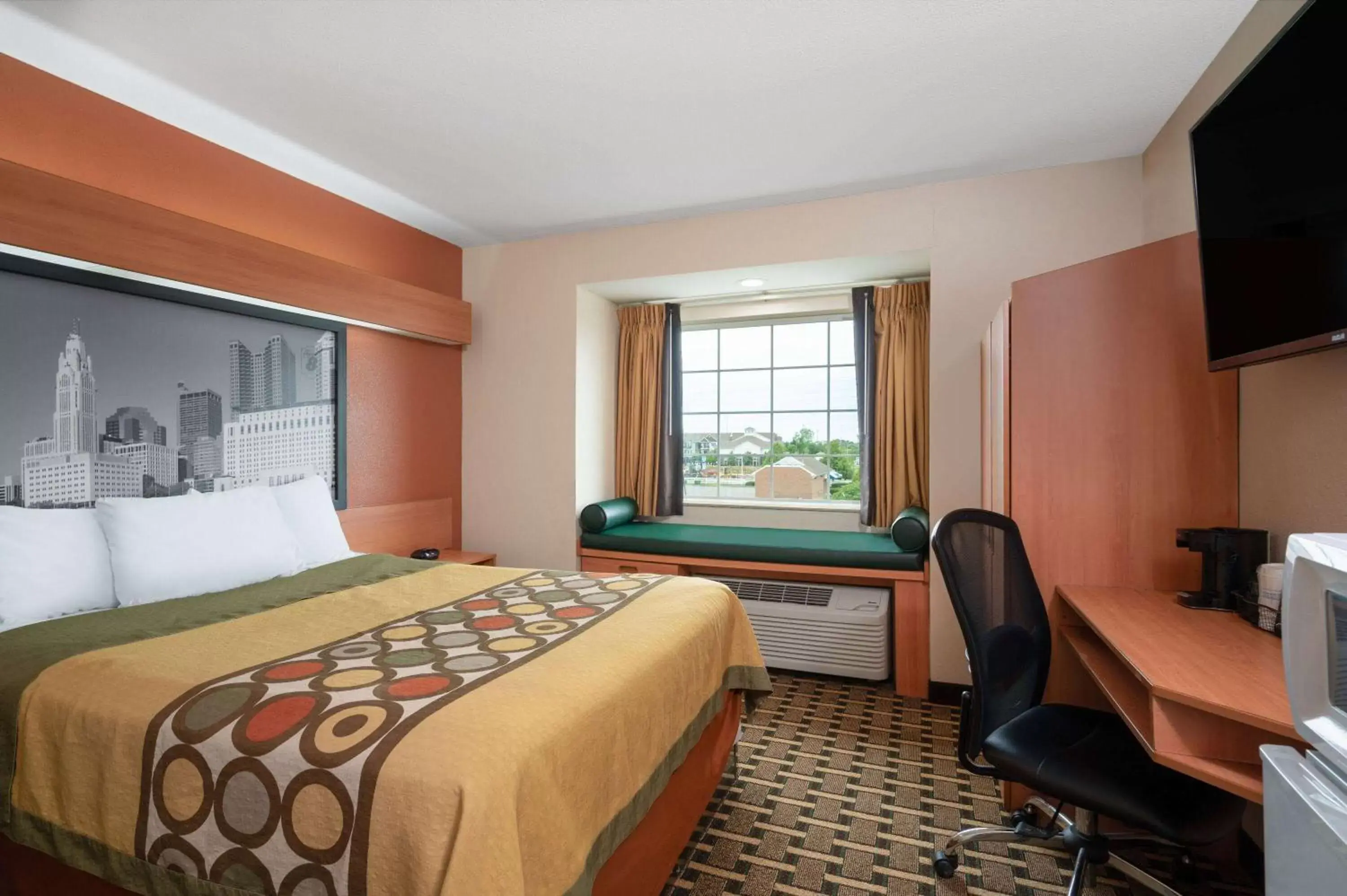 Photo of the whole room, Bed in Super 8 by Wyndham Columbus West