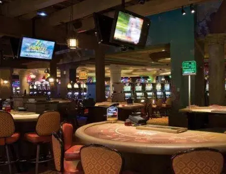 Lounge or bar, Casino in Argosy Casino Hotel & Spa