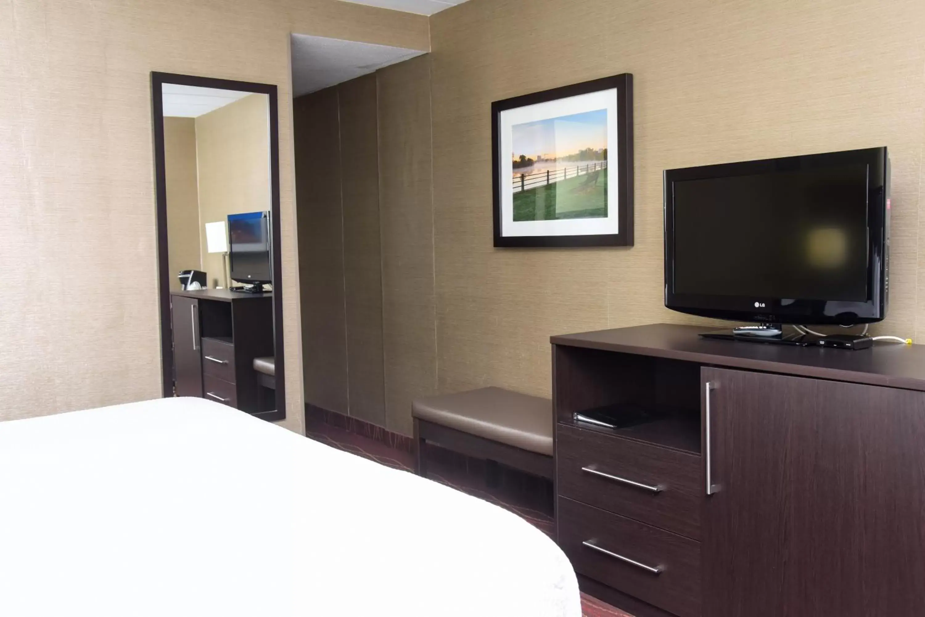 Bedroom, TV/Entertainment Center in Days Inn by Wyndham Ottawa