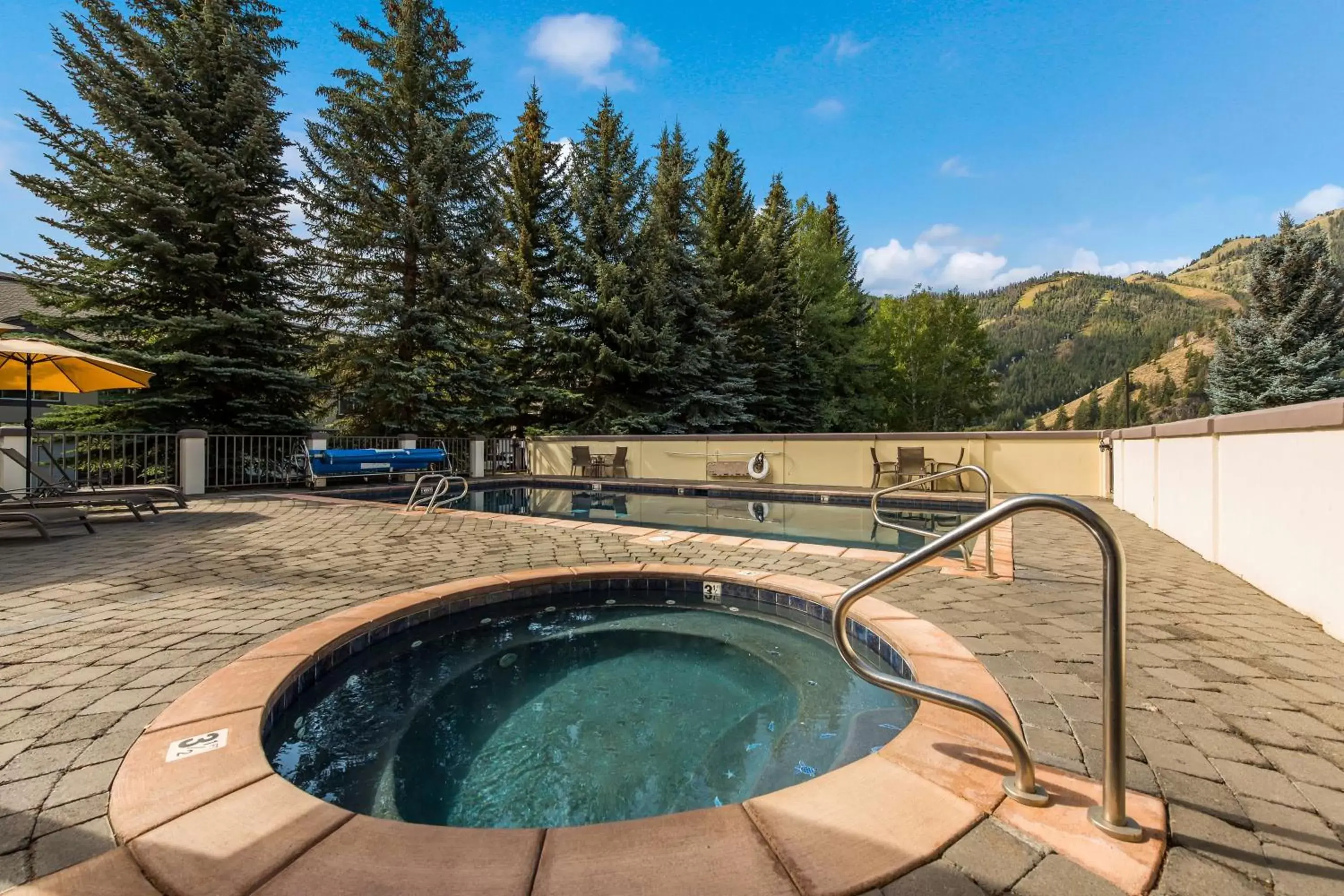 Pool view, Swimming Pool in Best Western Tyrolean Lodge