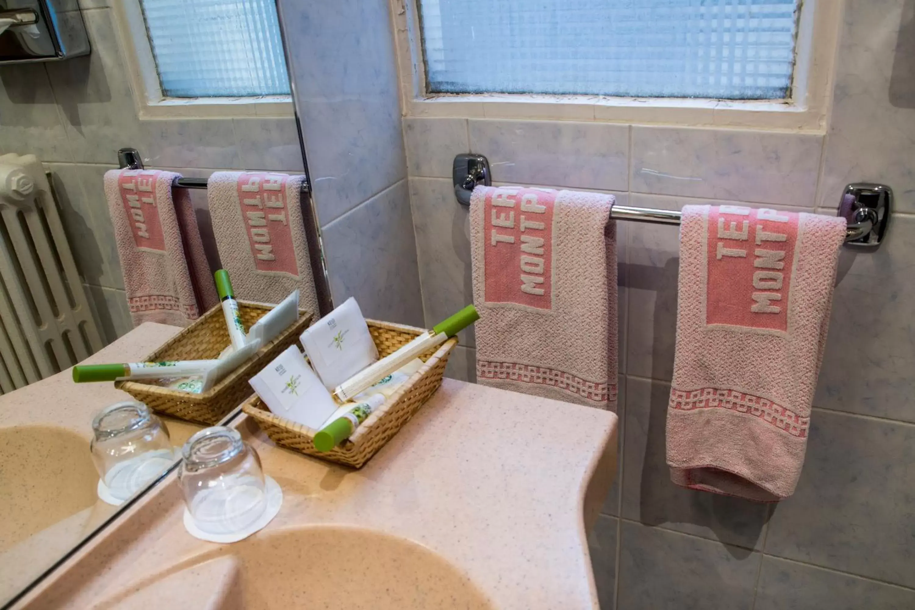 Bathroom in Hotel Terminus Montparnasse