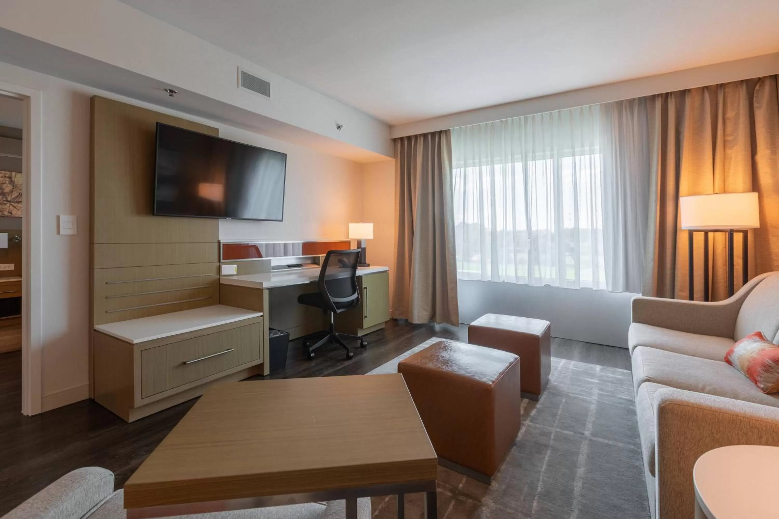 Living room in Delta Hotels by Marriott Raleigh-Durham at Research Triangle Park