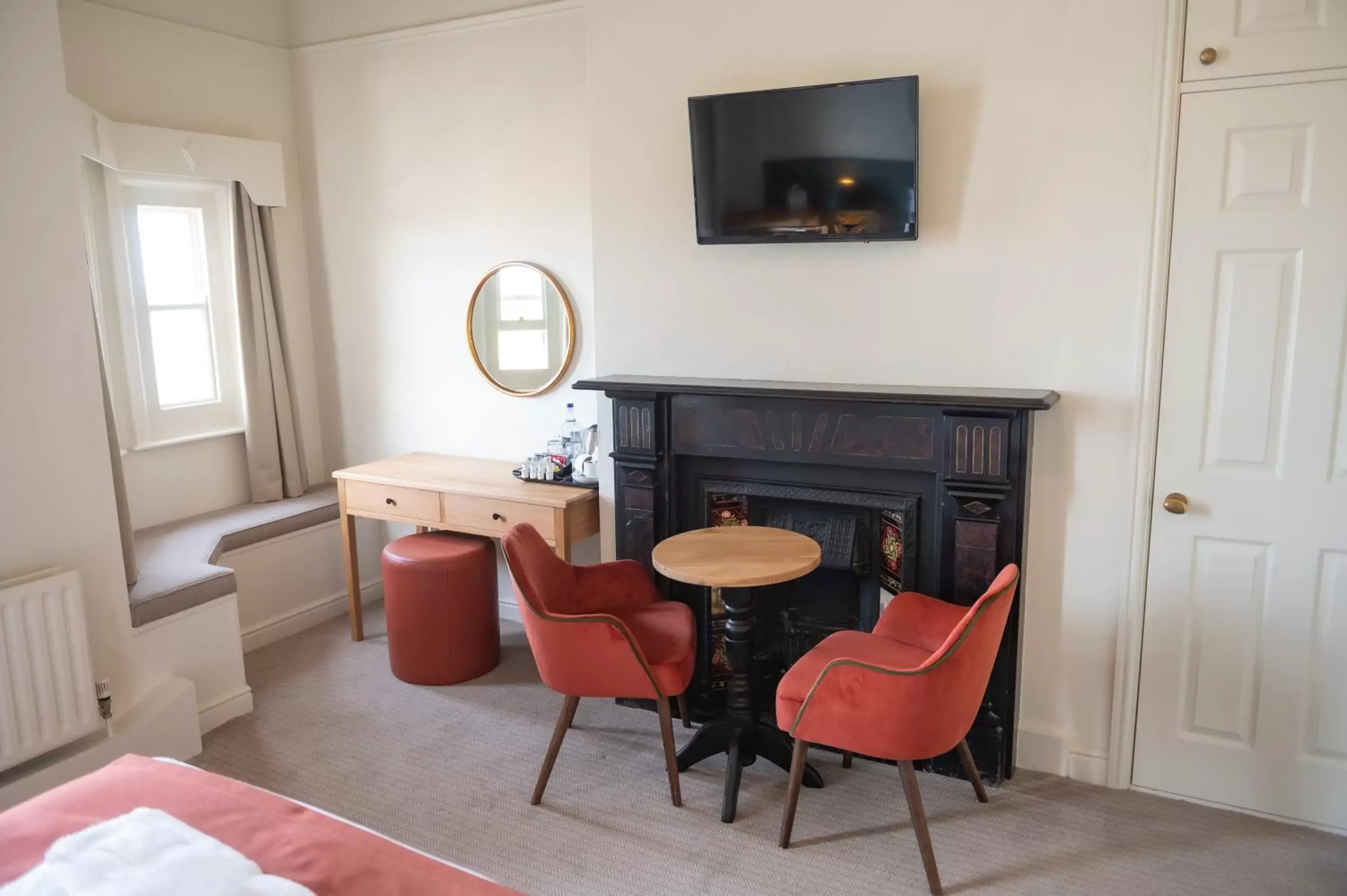 TV and multimedia, TV/Entertainment Center in Cliftonville Hotel