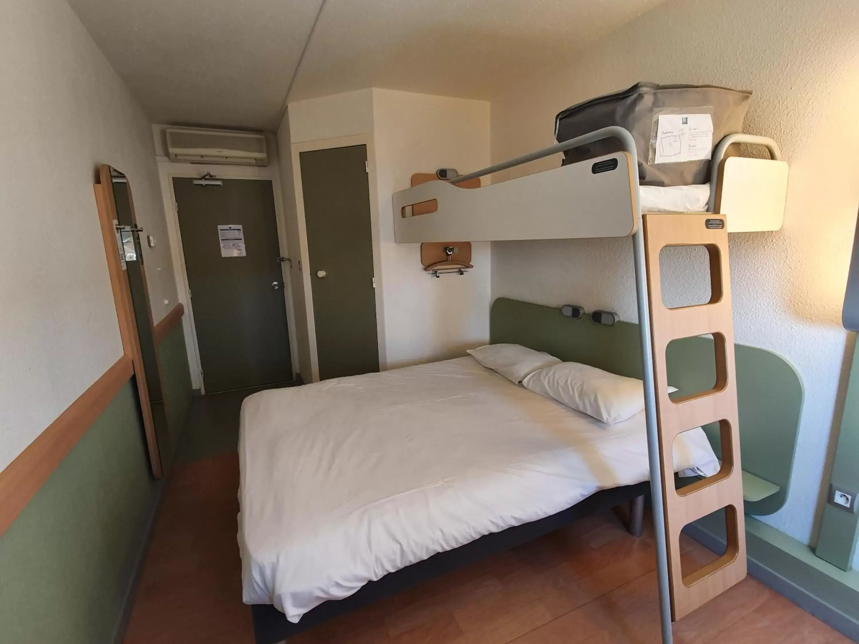 Photo of the whole room, Bunk Bed in ibis budget Mâcon Nord