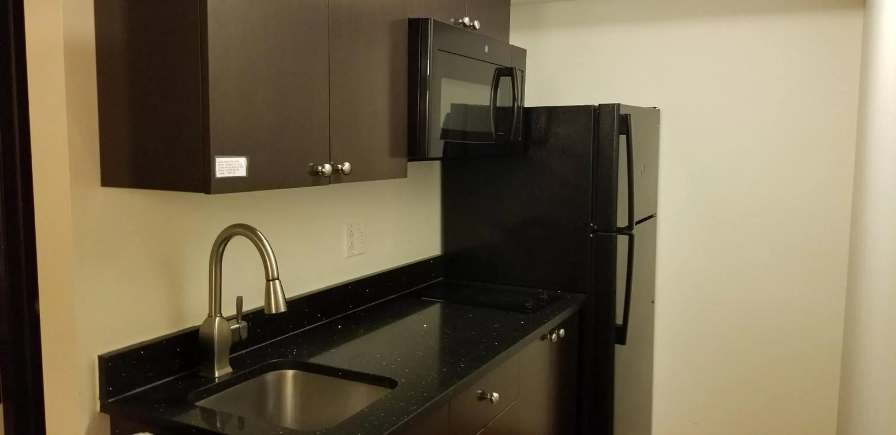 minibar, Kitchen/Kitchenette in Motel 6-Innisfail, AB