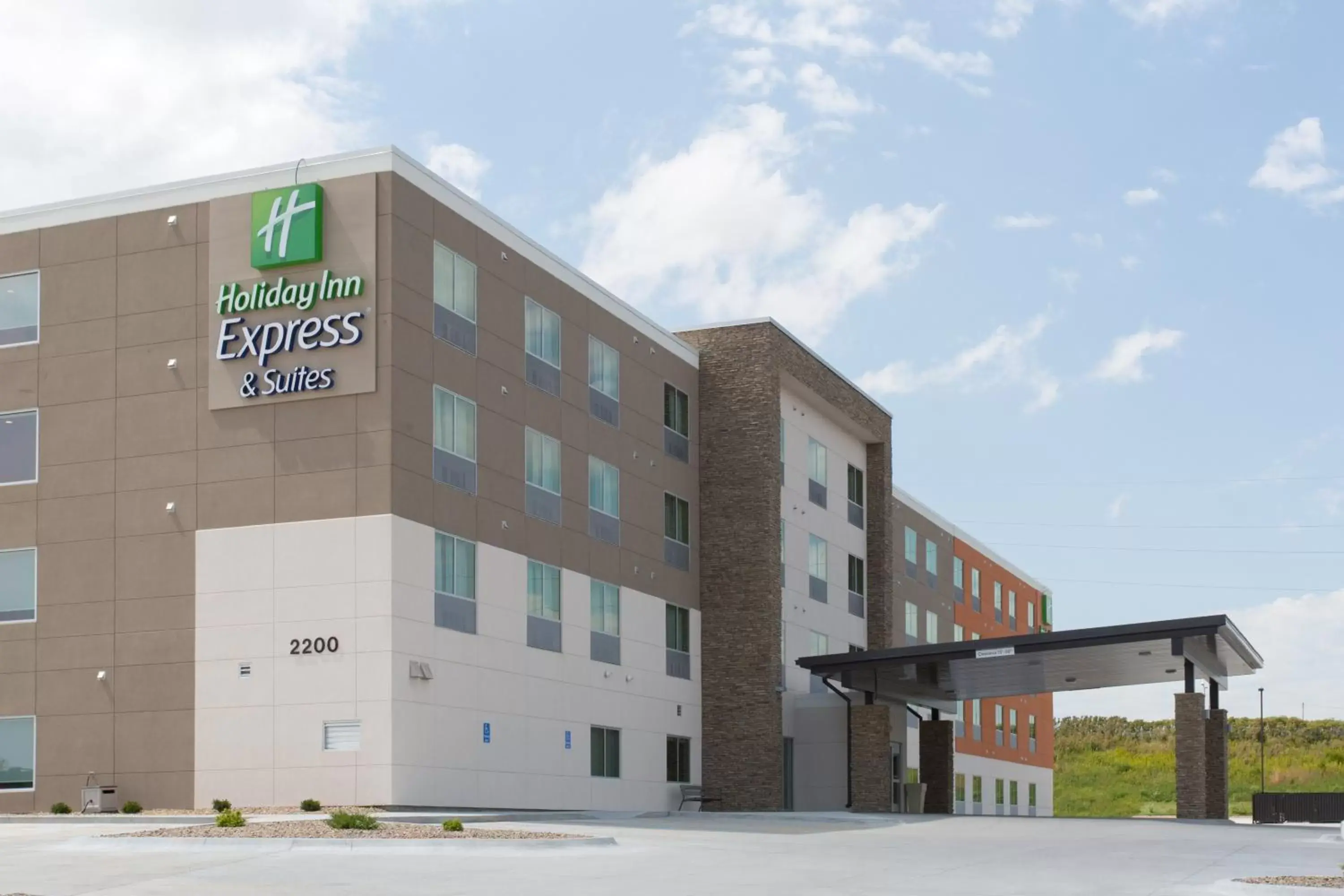 Property Building in Holiday Inn Express & Suites Lincoln I - 80, an IHG Hotel