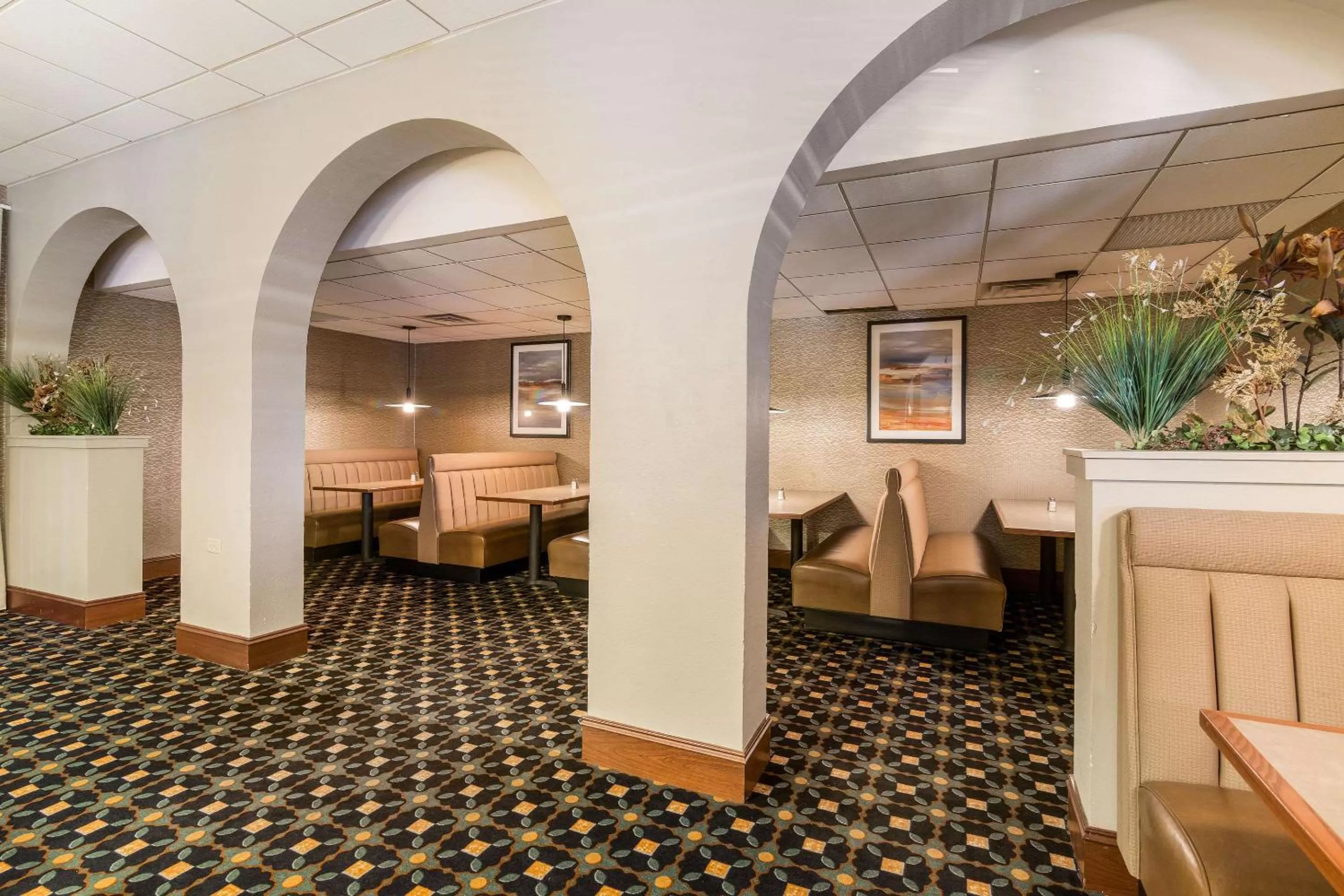 Restaurant/places to eat in Clarion Hotel Convention Center