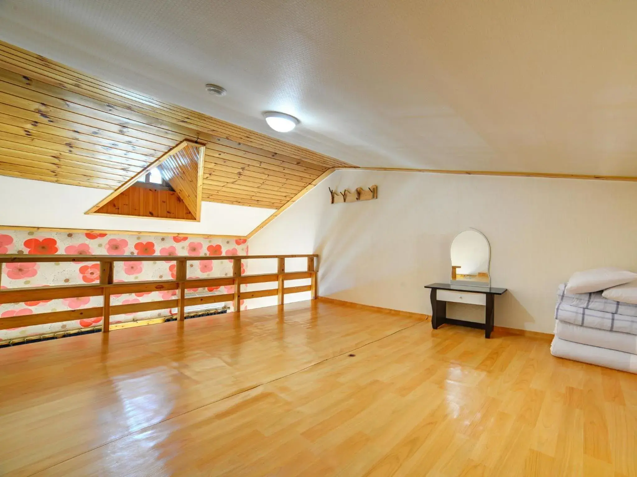 Photo of the whole room in White Cabin