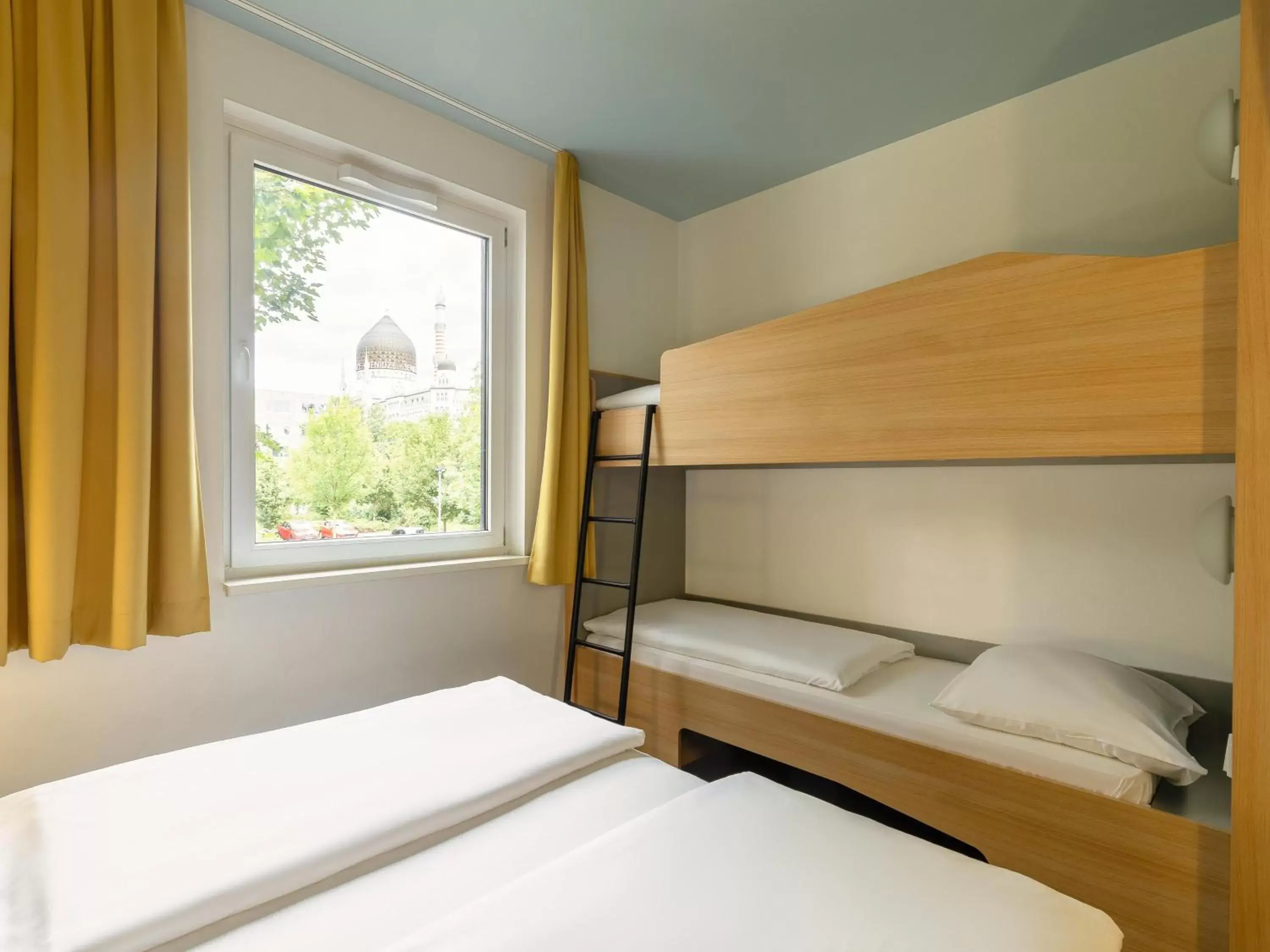 Photo of the whole room, Bunk Bed in B&B Hotel Dresden