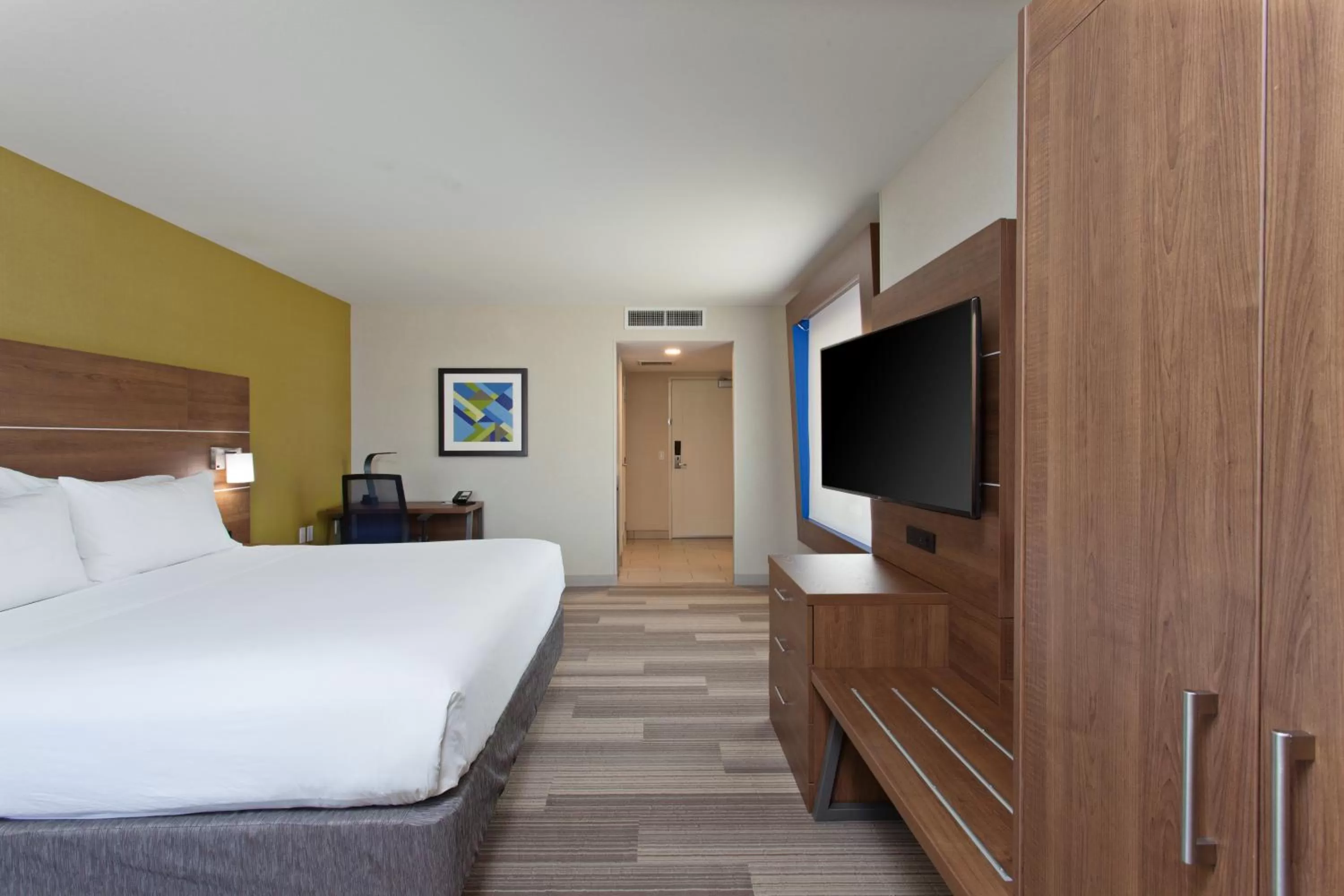 Bed in Holiday Inn Express & Suites Pasadena - Los Angeles by IHG