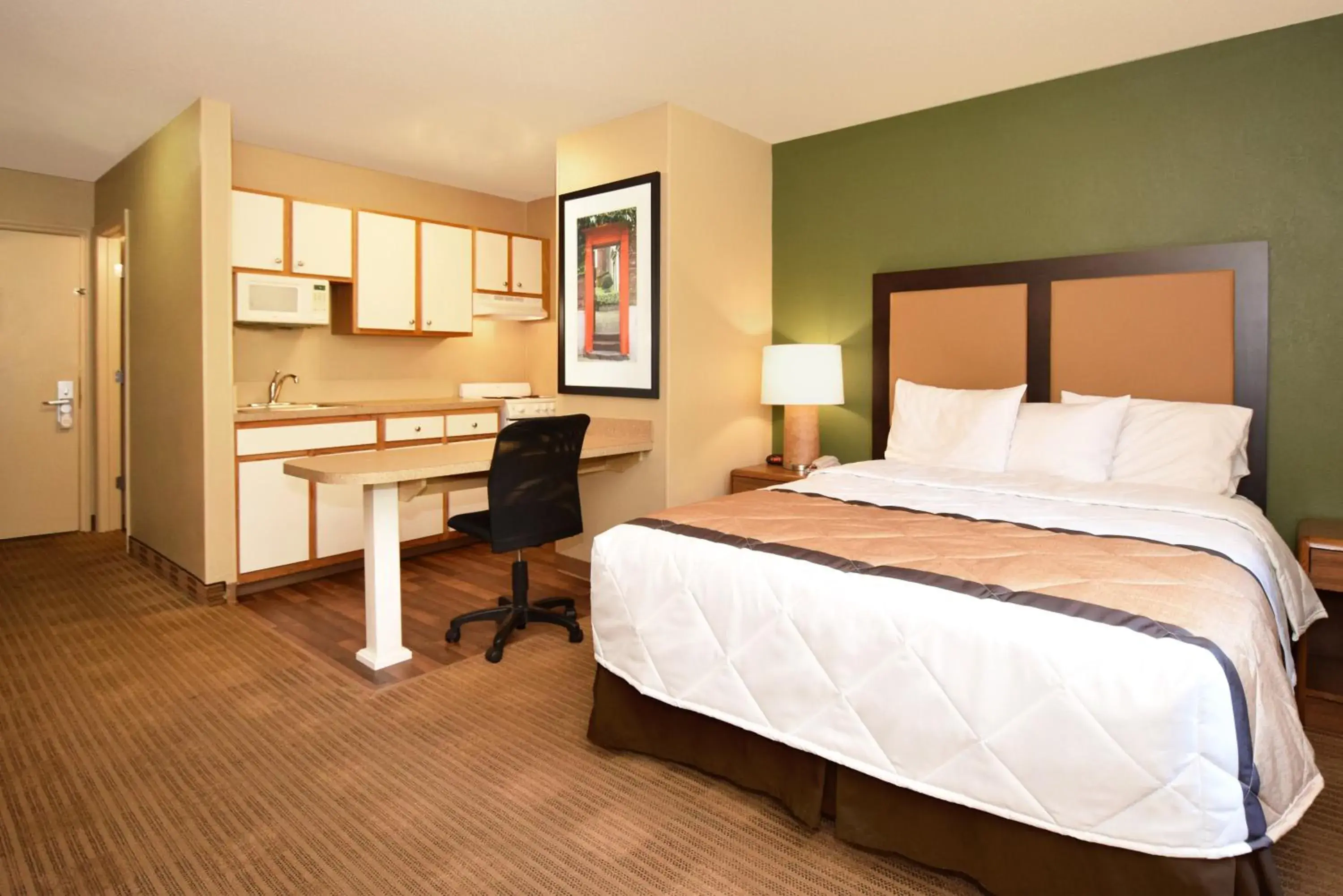 Kitchen or kitchenette, Bed in Extended Stay America Suites - Cleveland - Westlake