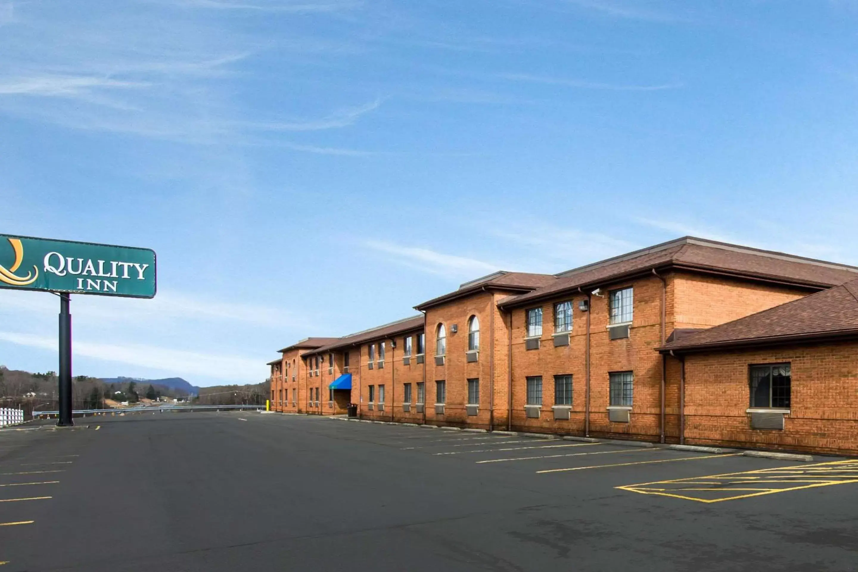 Property building in Quality Inn Summersville