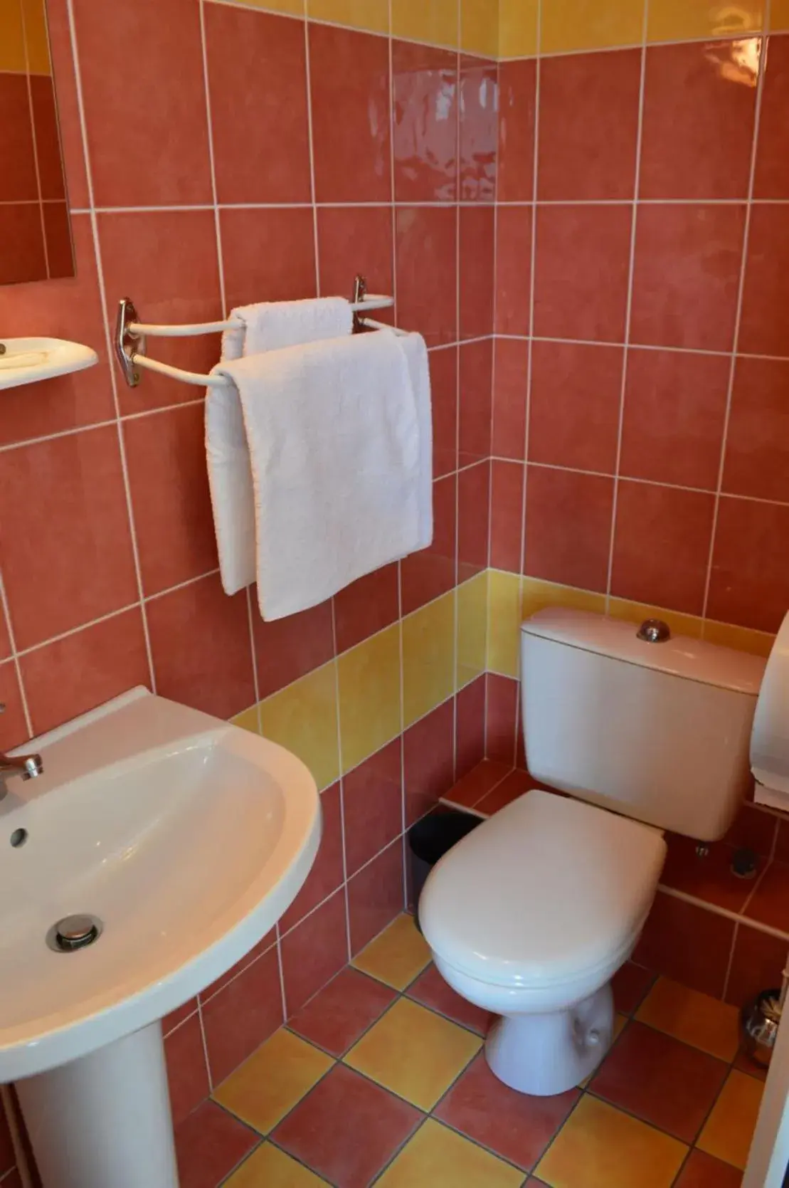 Bathroom in Hôtel Le Pommeil