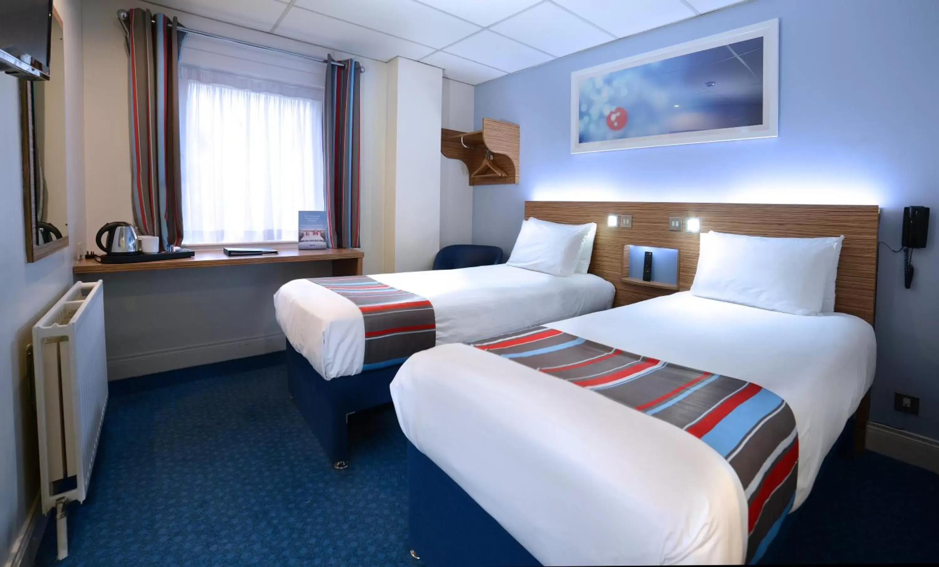 Bedroom, Bed in Travelodge Belfast