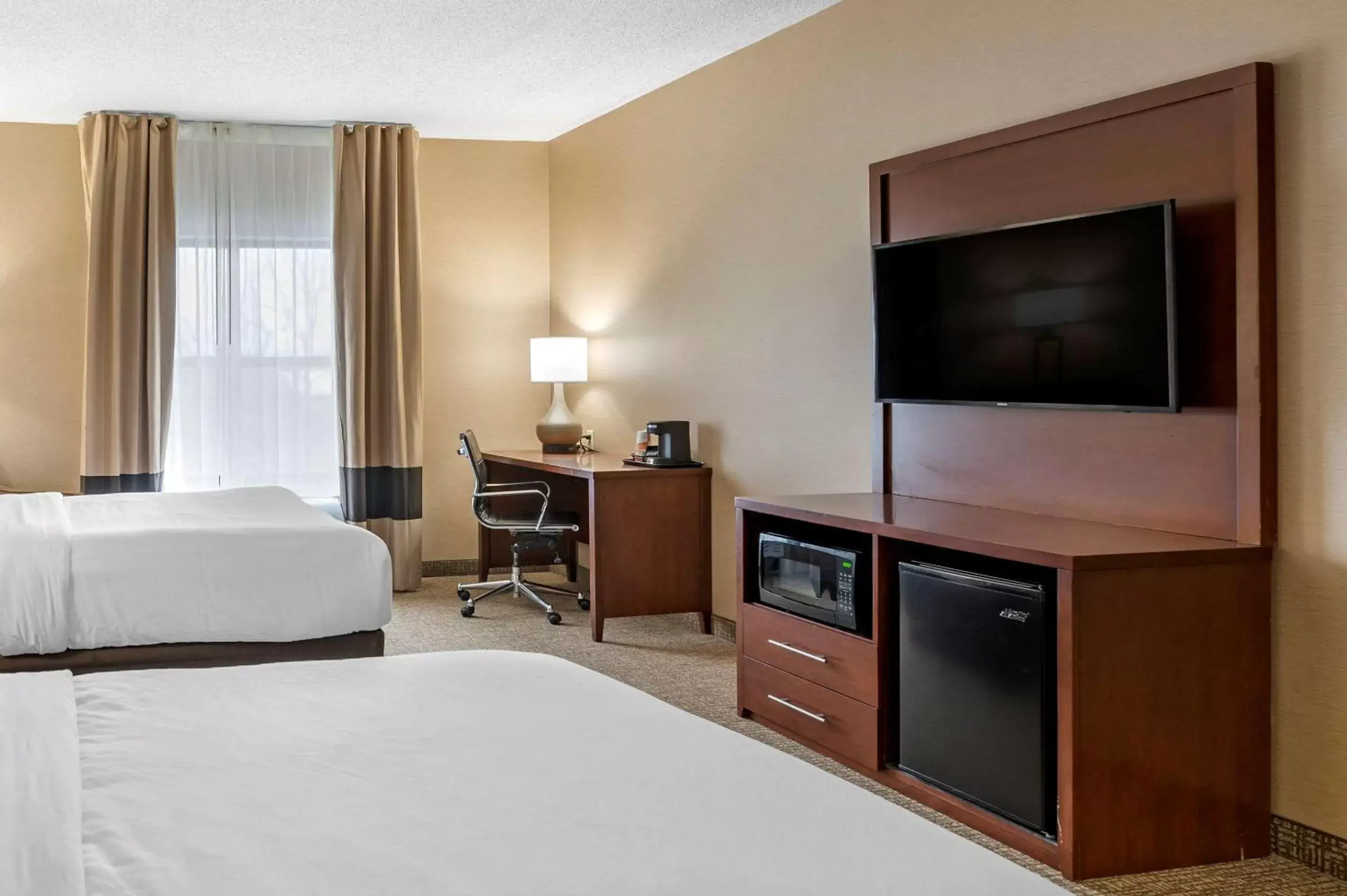 Photo of the whole room, TV/Entertainment Center in Comfort Inn Southwest Louisville