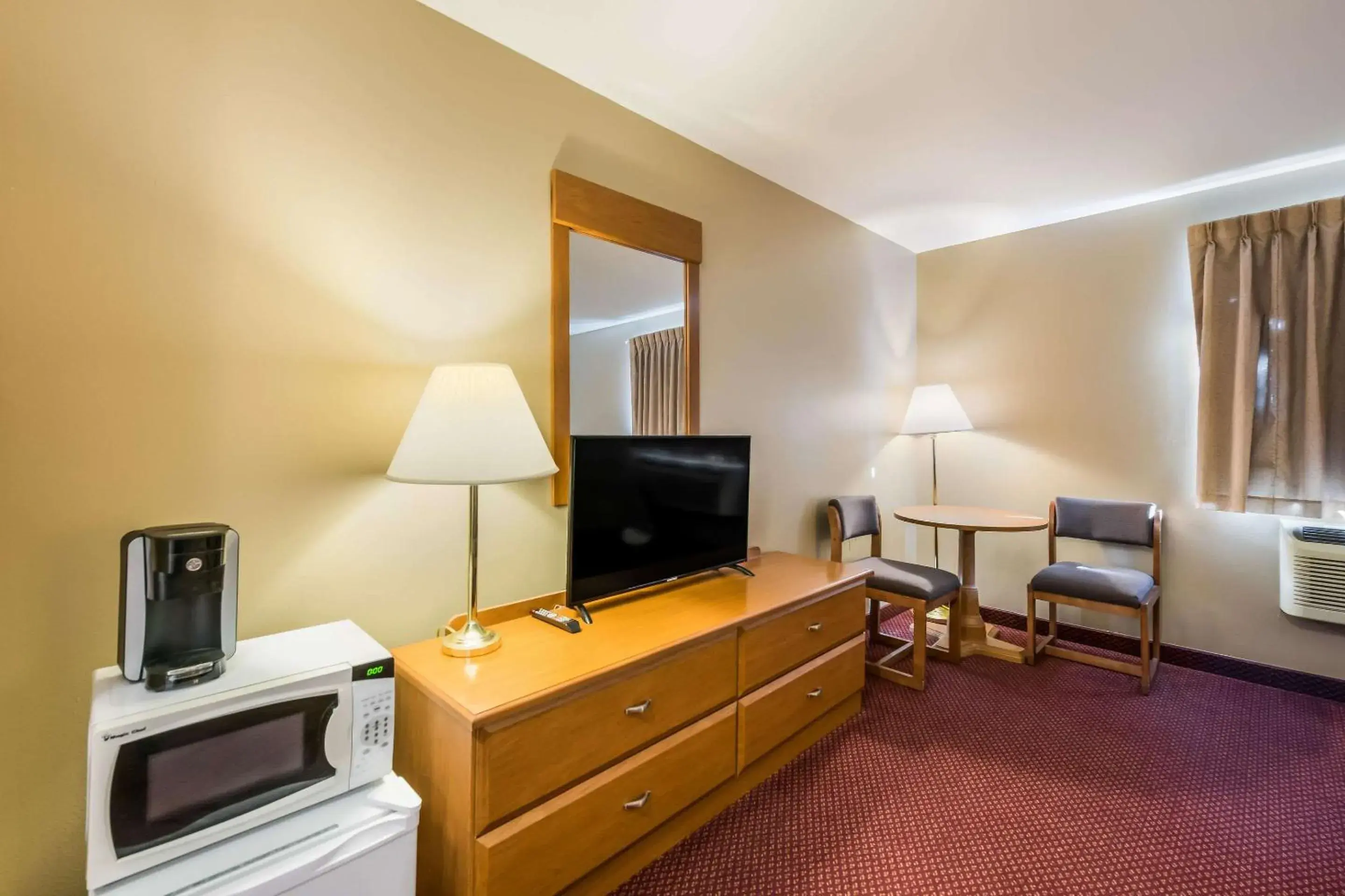 Photo of the whole room, TV/Entertainment Center in EconoLodge by Choice Hotels - Rice Lake