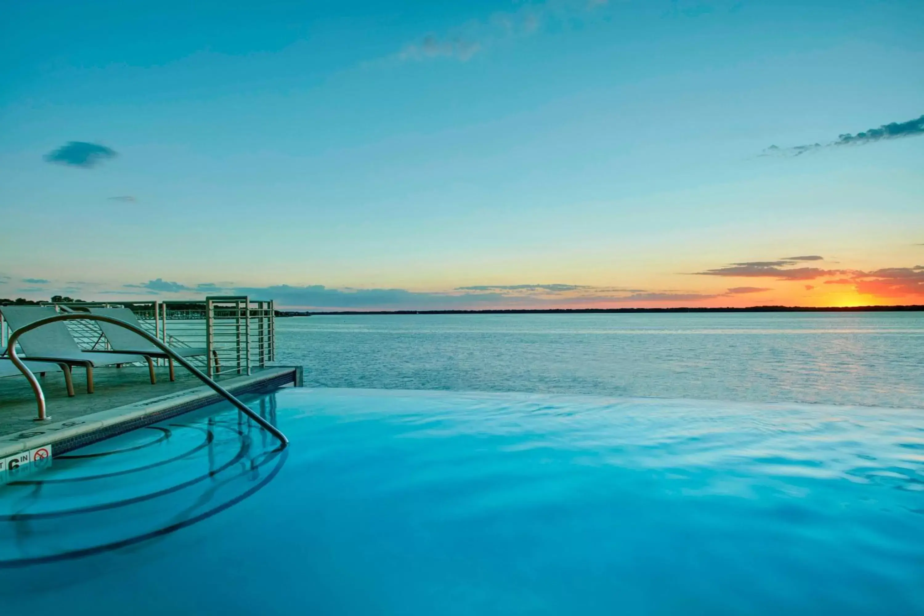 Swimming Pool in Courtyard by Marriott Erie Bayfront