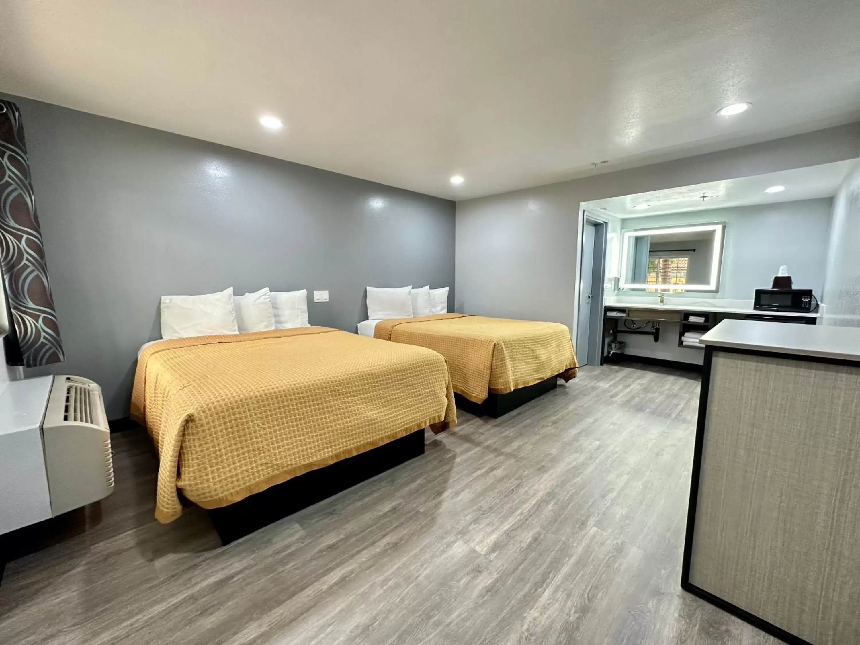 Bed in Express Inn & Suites Ontario Airport