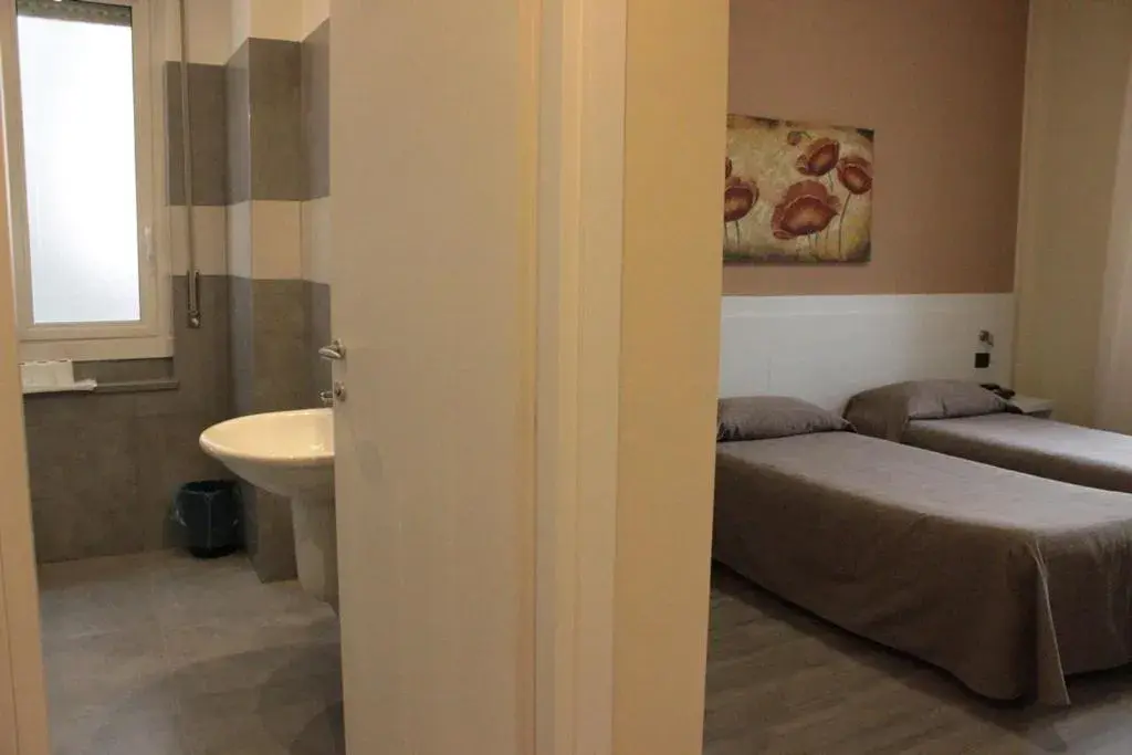Bed, Bathroom in Hotel Rex