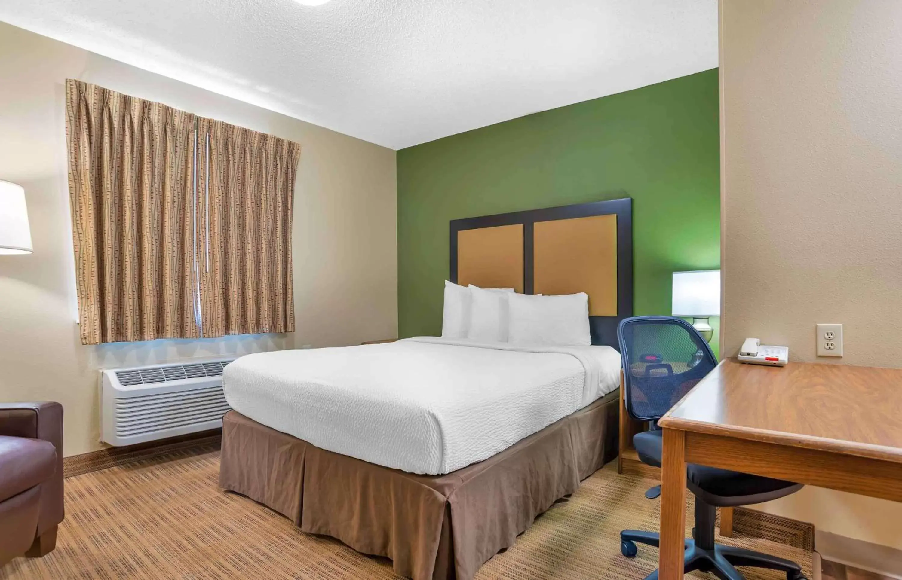 Bedroom, Bed in Extended Stay America Select Suites - Birmingham - Inverness