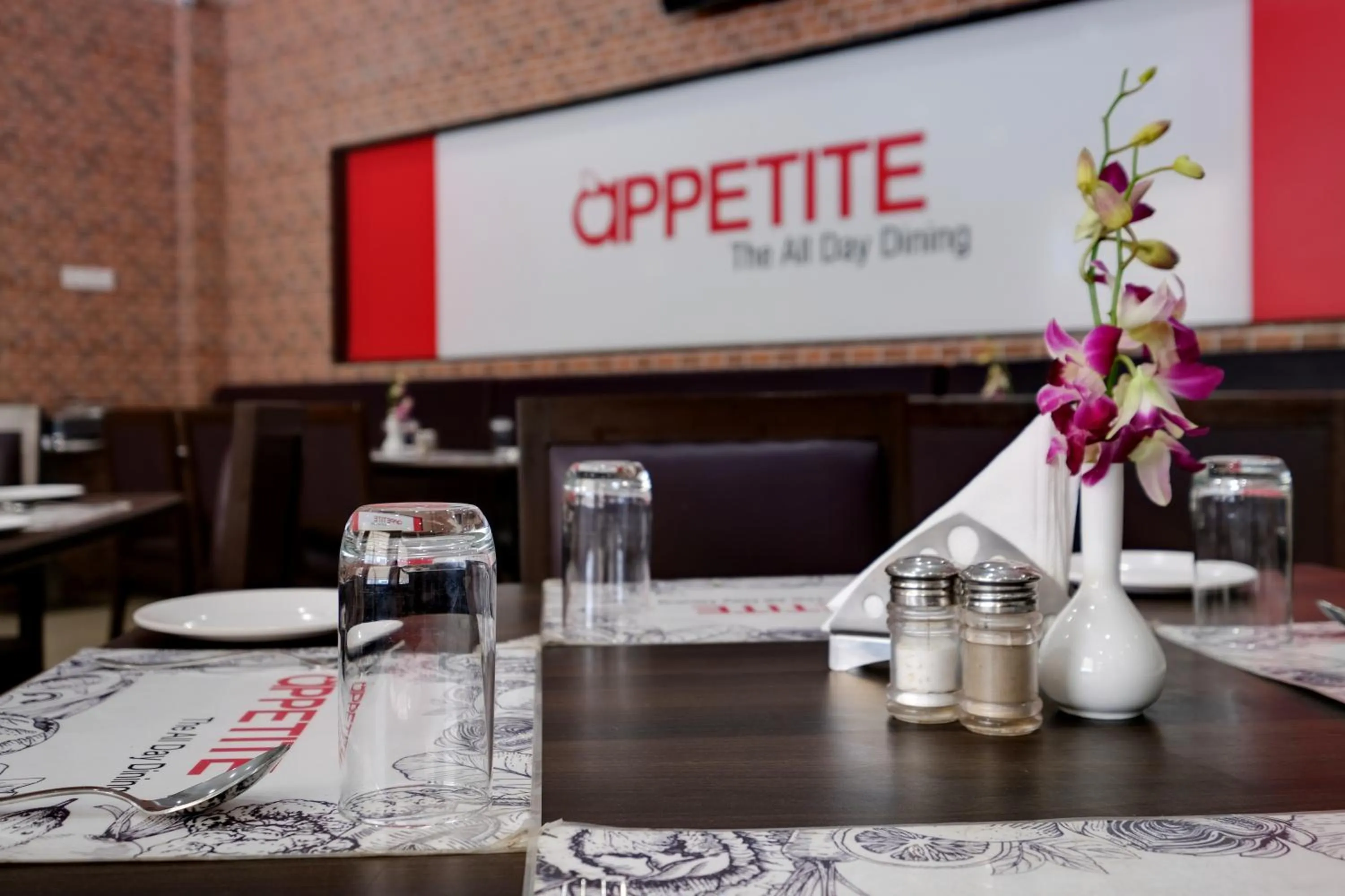 Restaurant/places to eat in 7 Apple Hotel, Vadodara