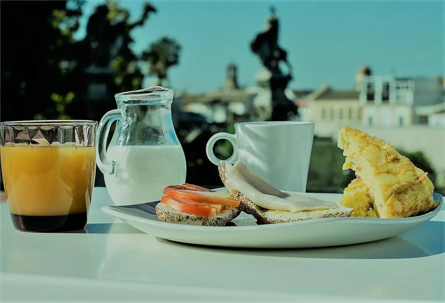 Food and drinks in Patio de La Alameda