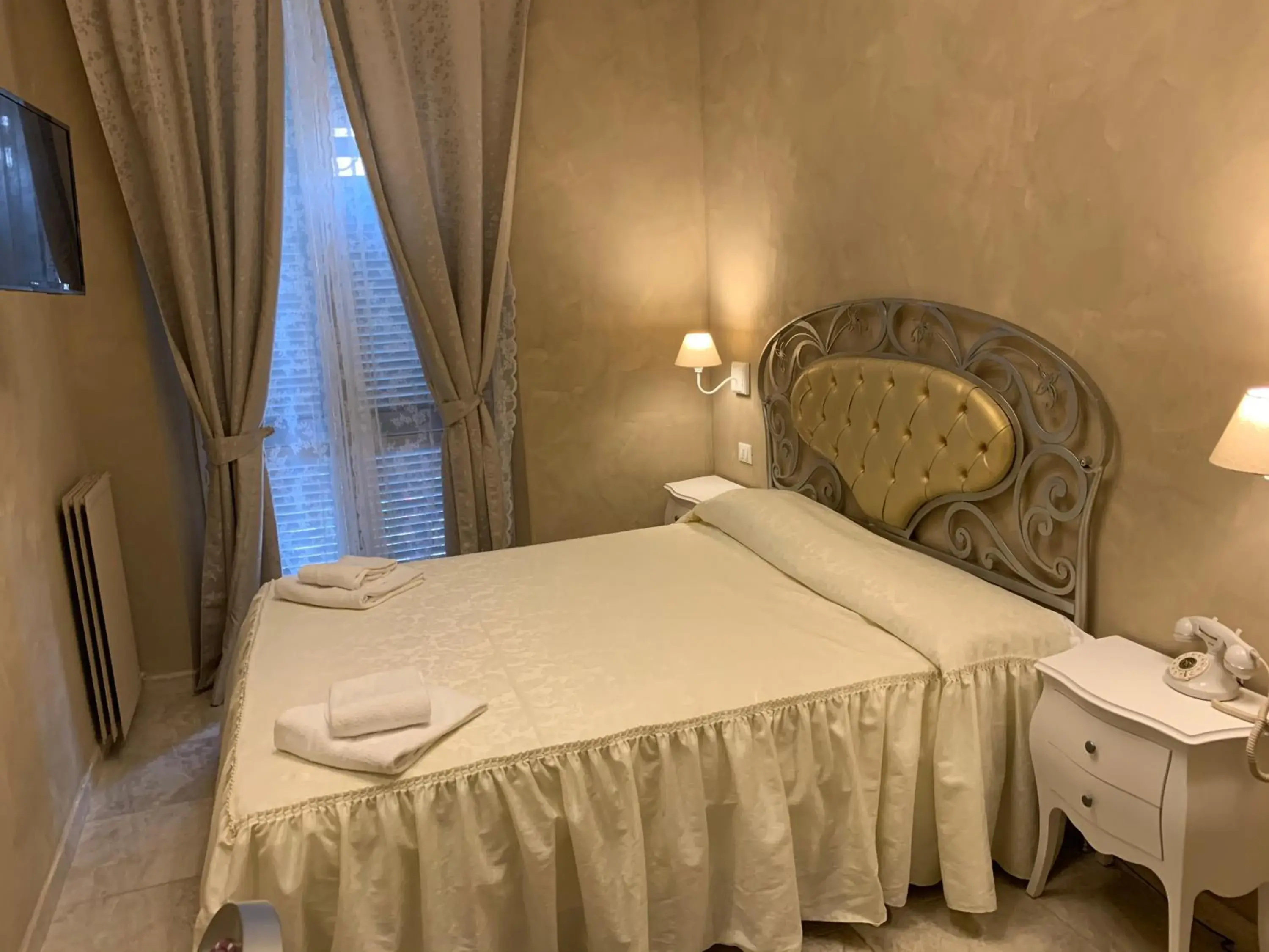 Photo of the whole room, Bed in Boutique Hotel Calais Milano