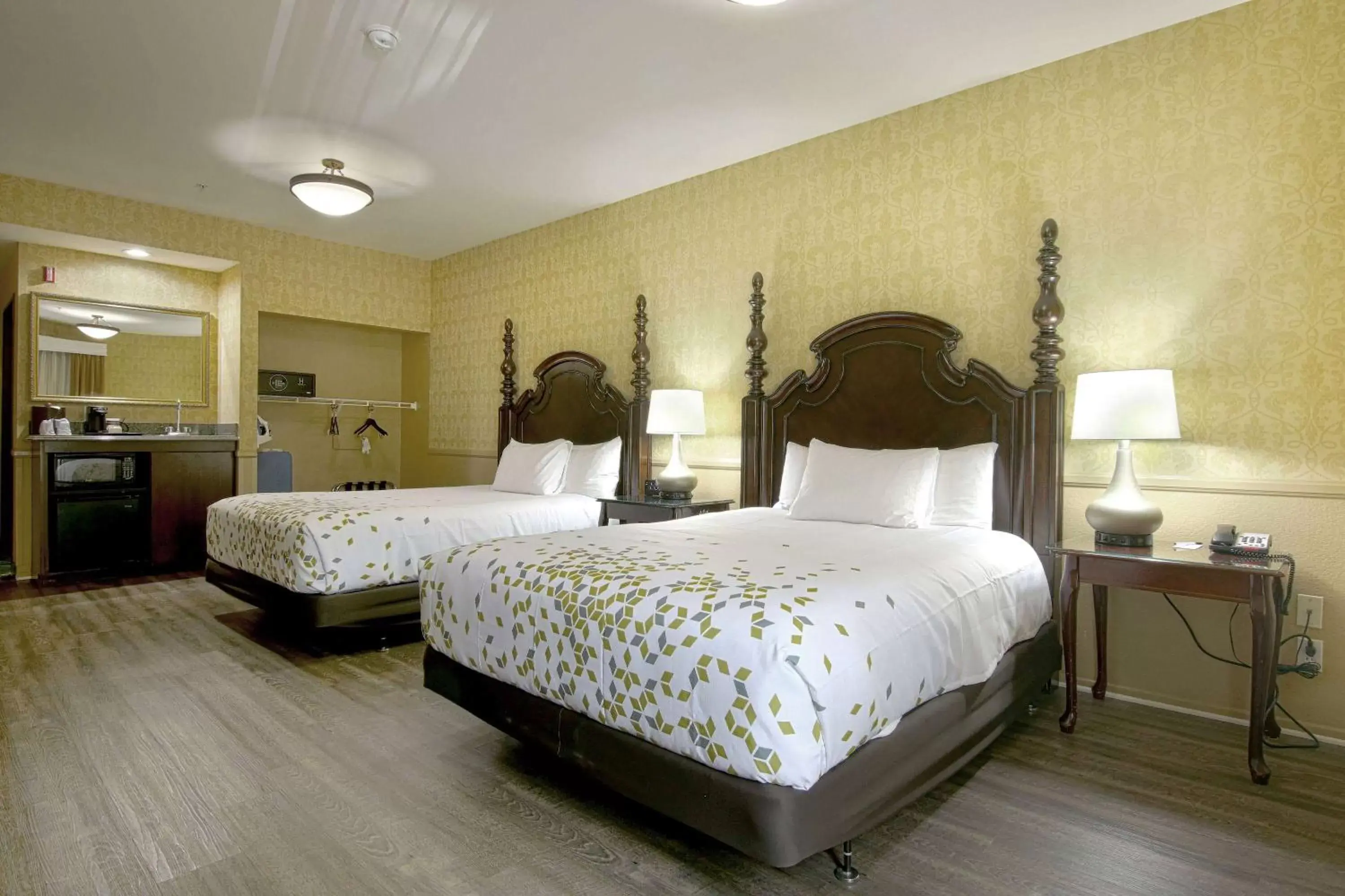 Photo of the whole room, Bed in Azure Hotel&Suites Ontario Trademark Collection by Wyndham