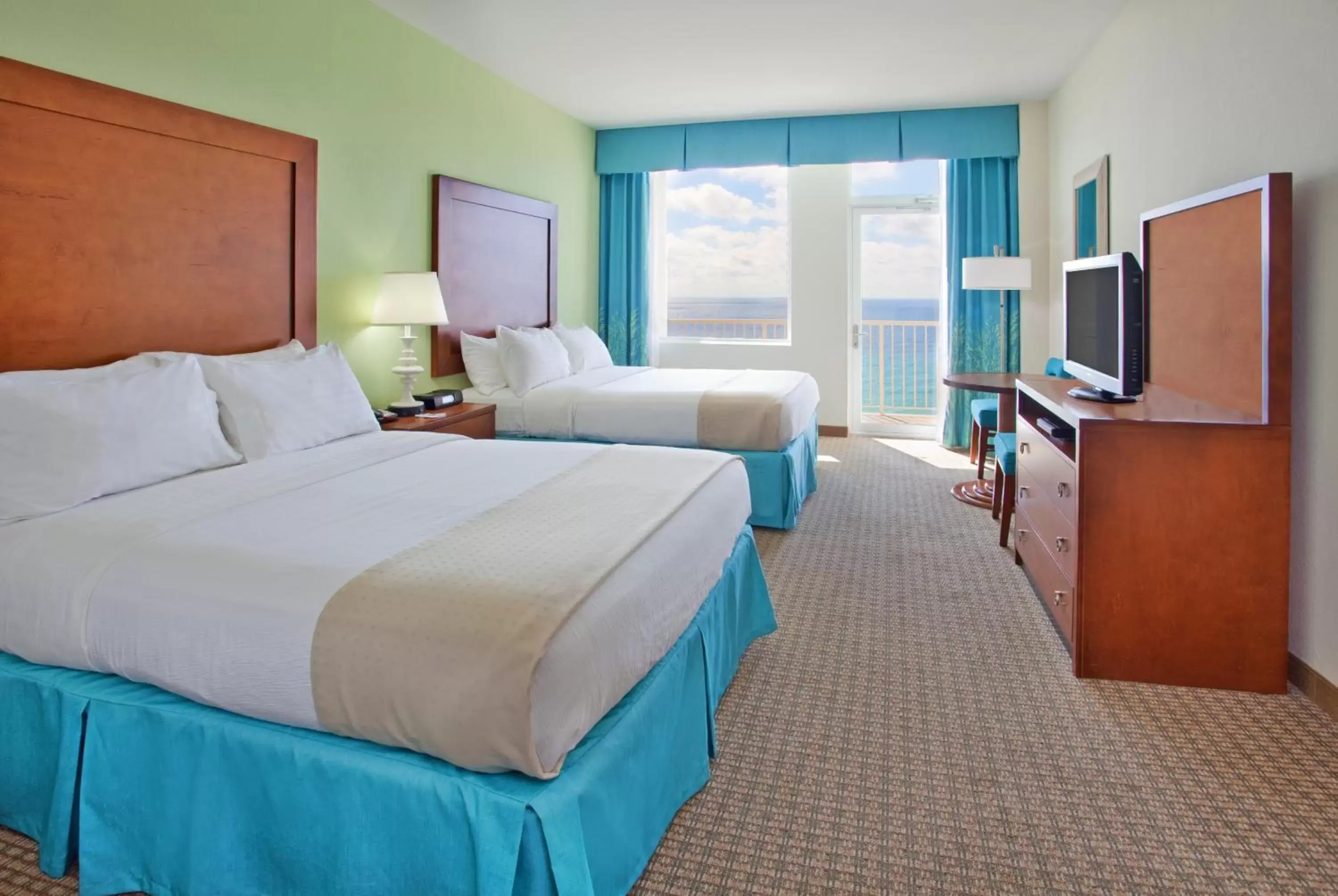 Bed in Holiday Inn Resort Pensacola Beach, an IHG Hotel