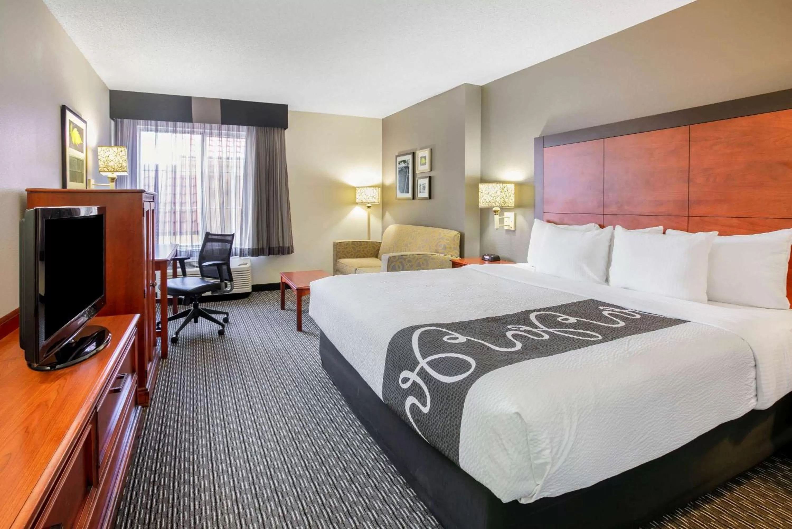 King Room with Roll-In Shower - Mobility/Hearing Accessible - Non-Smoking in La Quinta by Wyndham DFW Airport South / Irving