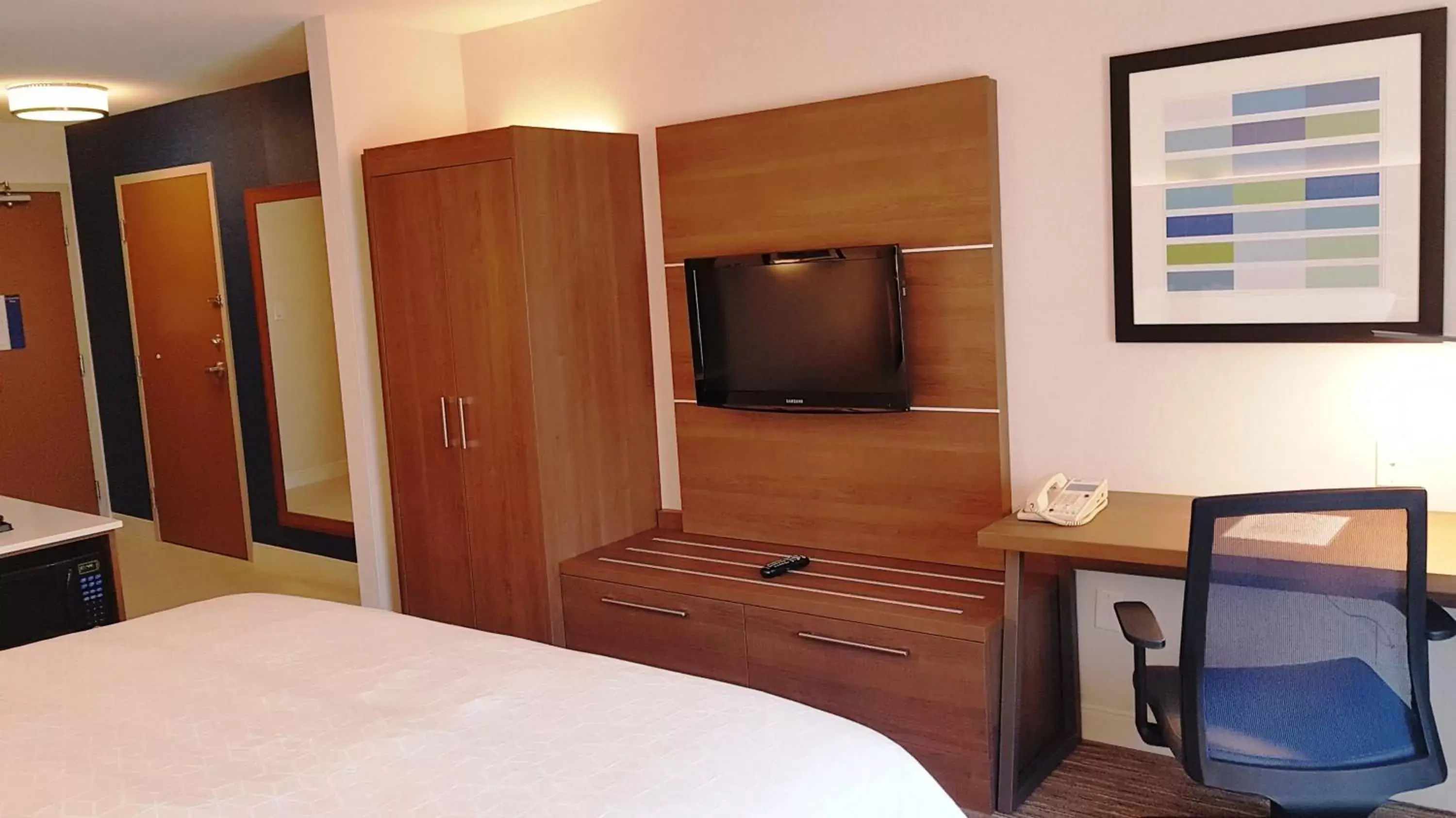 Photo of the whole room, TV/Entertainment Center in Holiday Inn Express and Suites Surrey, an IHG Hotel