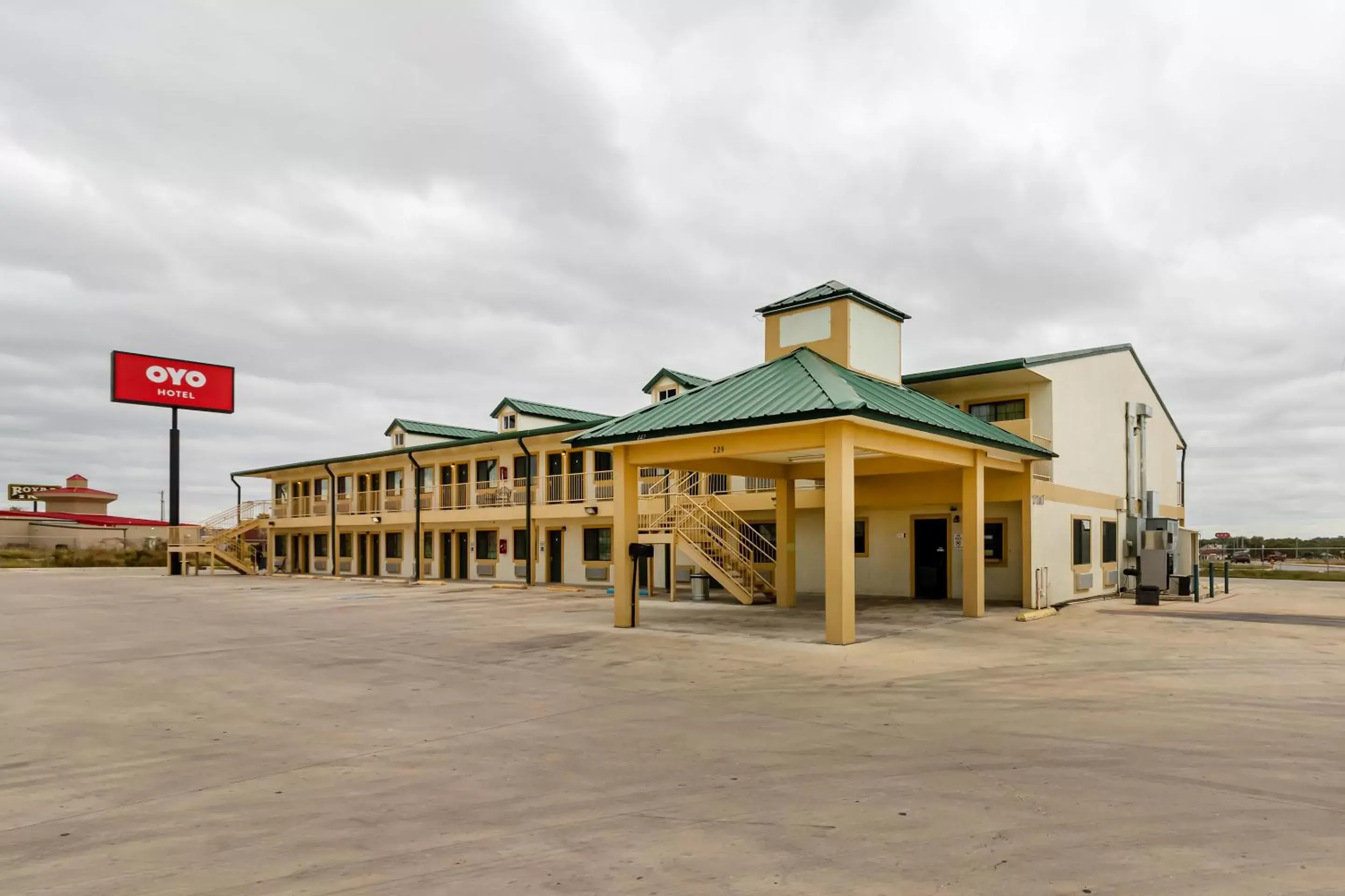 Facade/entrance, Property Building in OYO Hotel Pearsall I-35 East