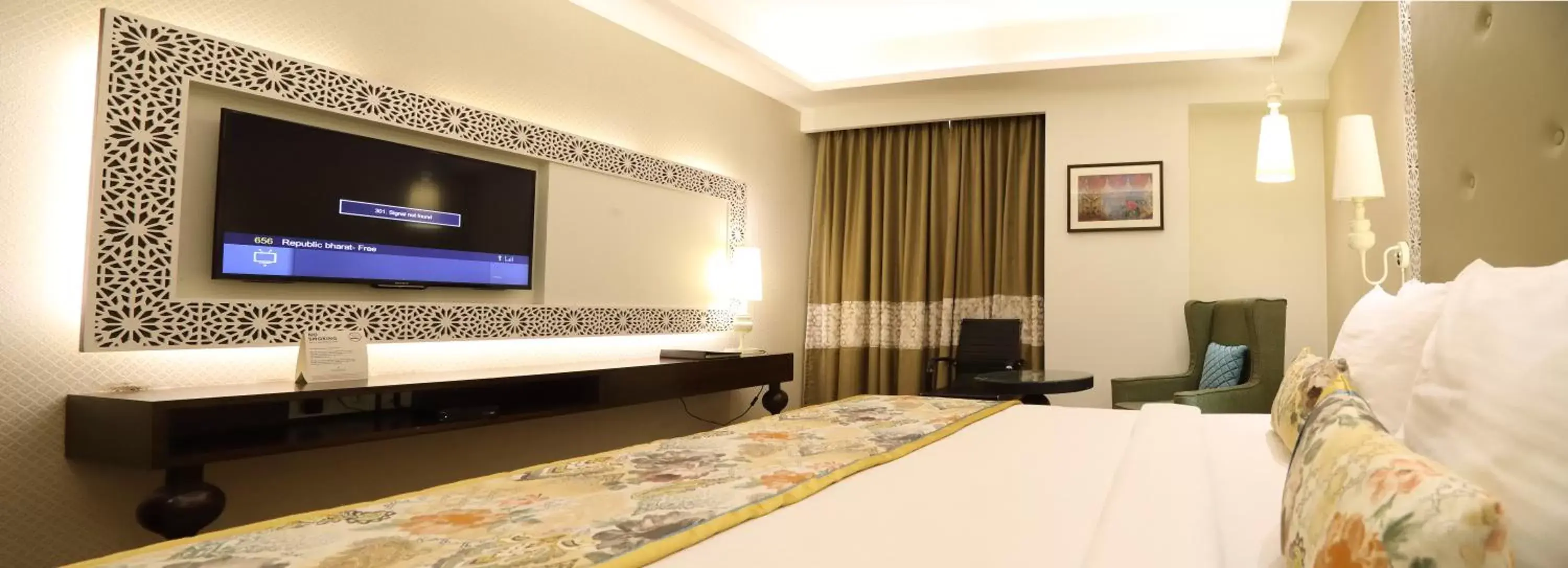 Photo of the whole room, TV/Entertainment Center in Country Inn & Suites by Radisson Kota