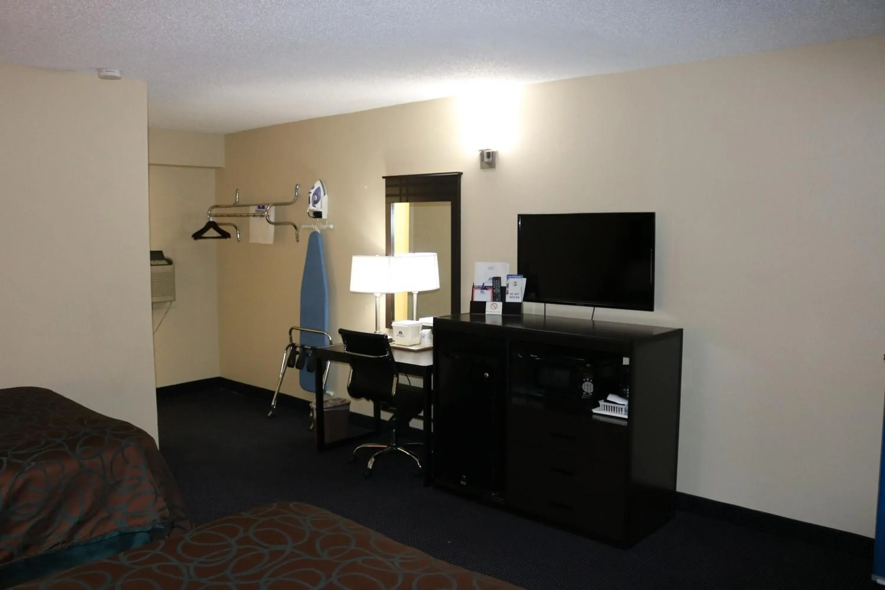 TV/Entertainment Center in Americas Best Value Inn Giddings