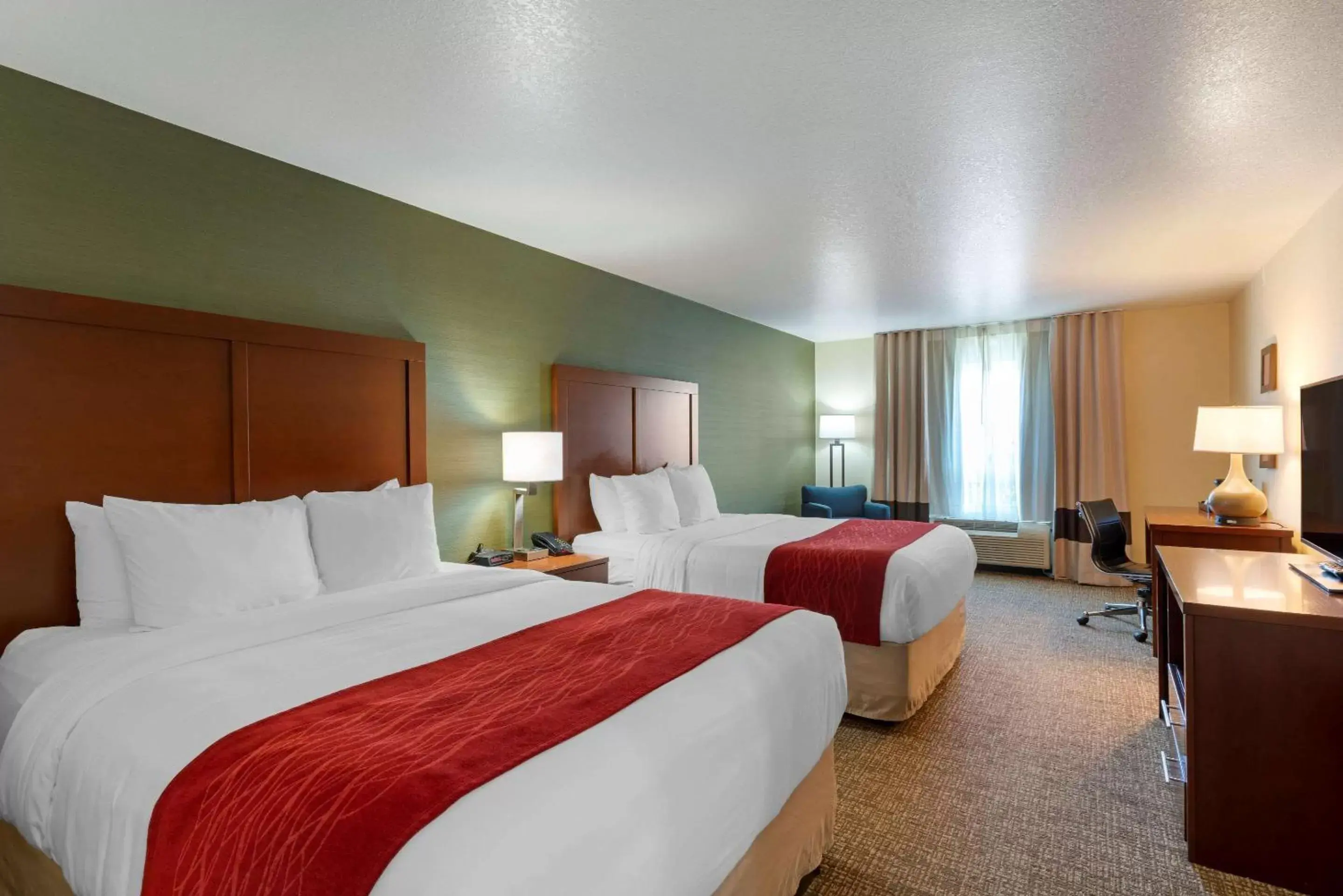 Photo of the whole room, Bed in Comfort Inn & Suites Salem