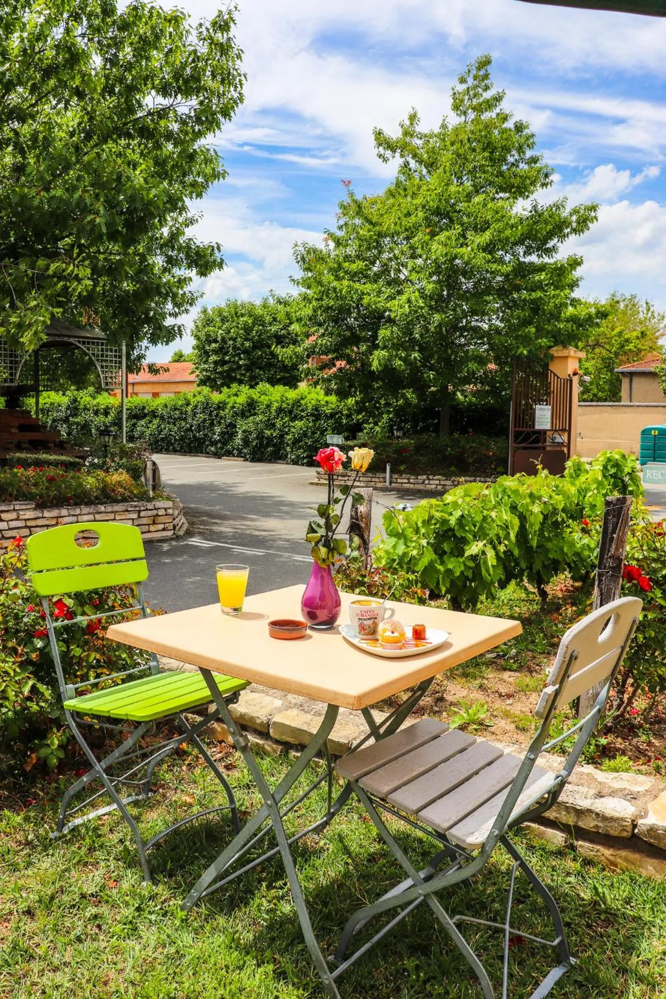 Patio in Kyriad Direct Roanne Hôtel