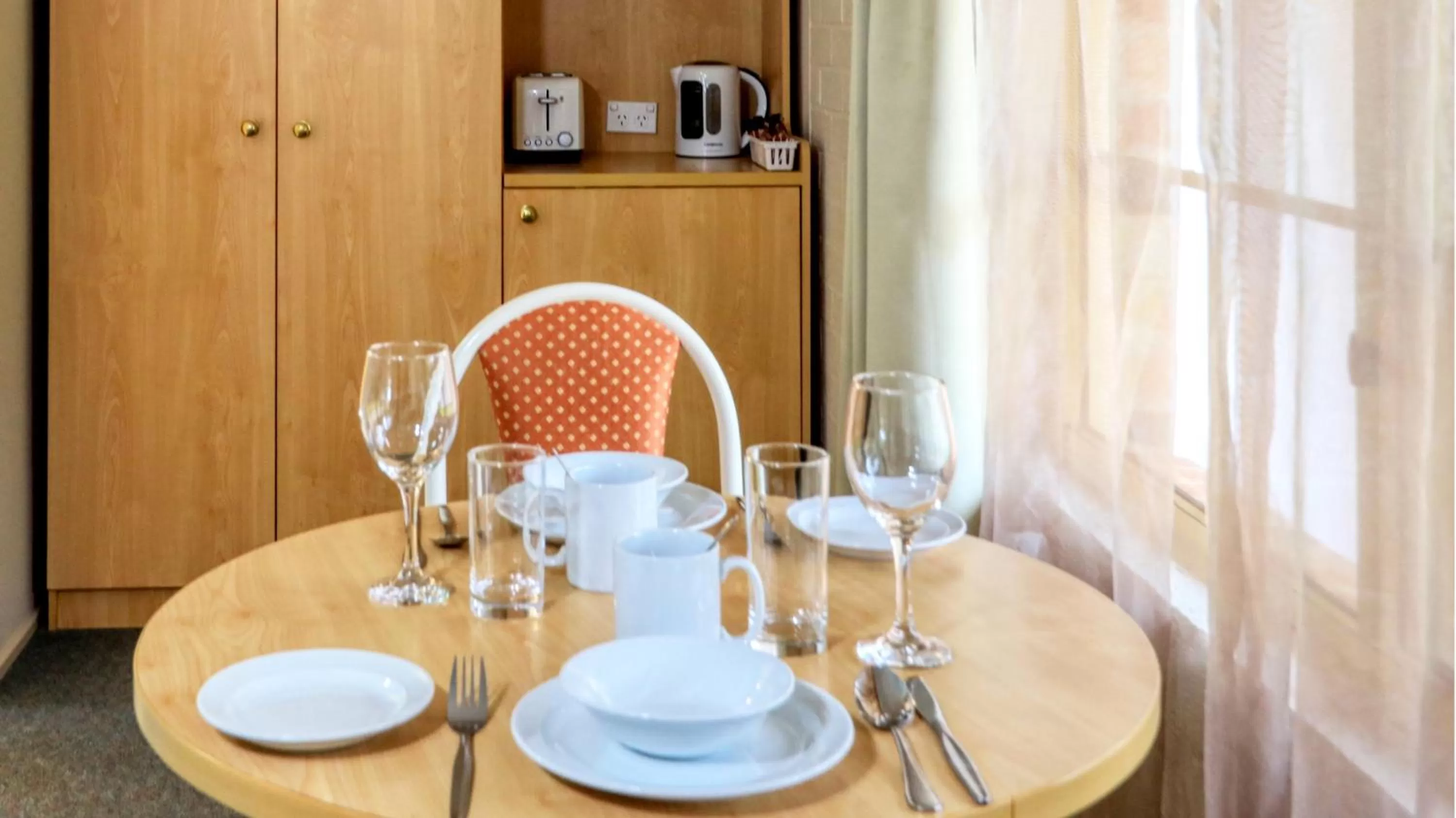 Dining area in Country Gardens Motor Inn