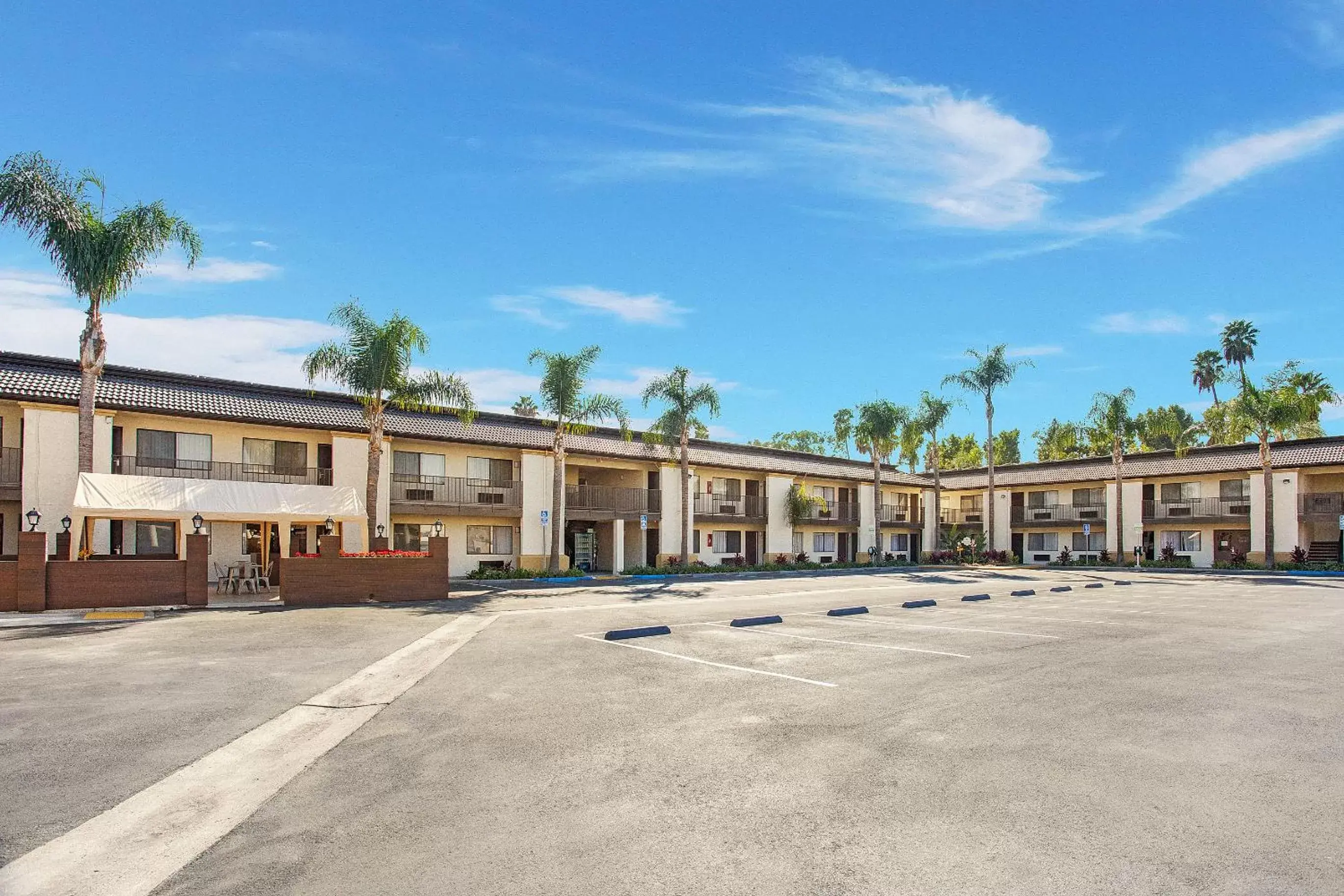 Property Building in Stanford Inn & Suites Anaheim