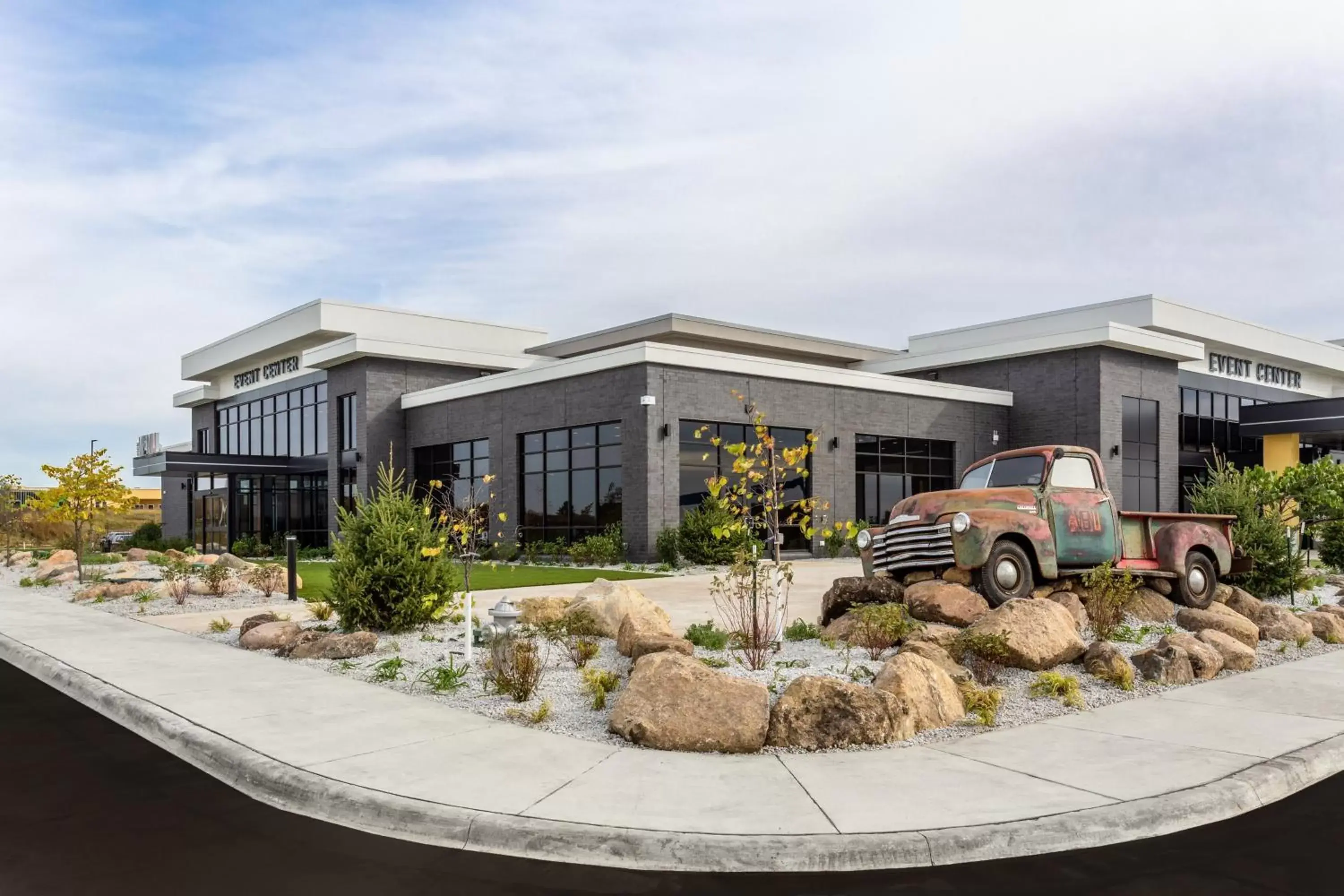 Lobby or reception, Property Building in Holiday Inn & Suites Cedar Falls-Waterloo Event Ctr, an IHG Hotel