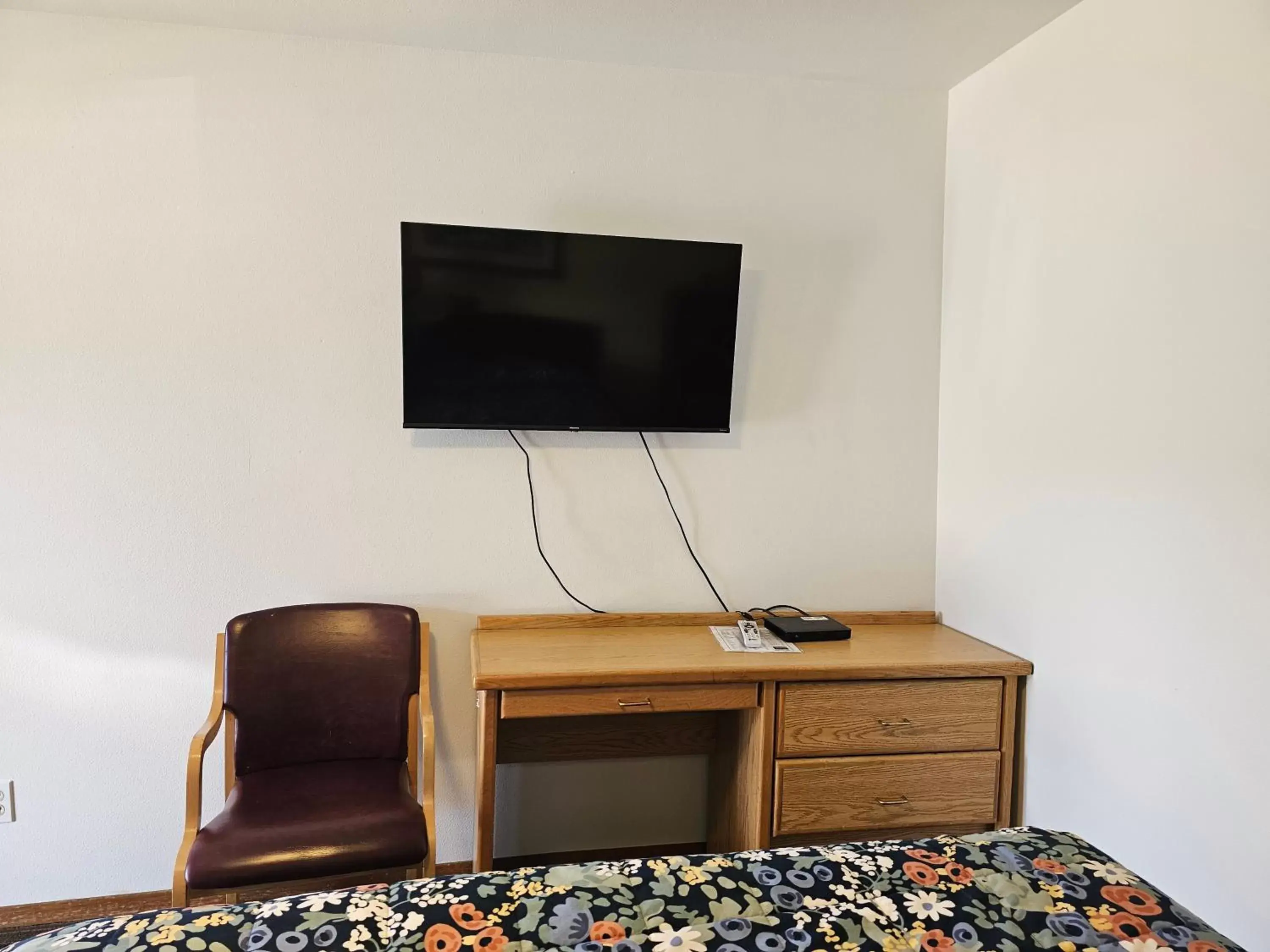 Bedroom, TV/Entertainment Center in Cle Elum Travelers Inn