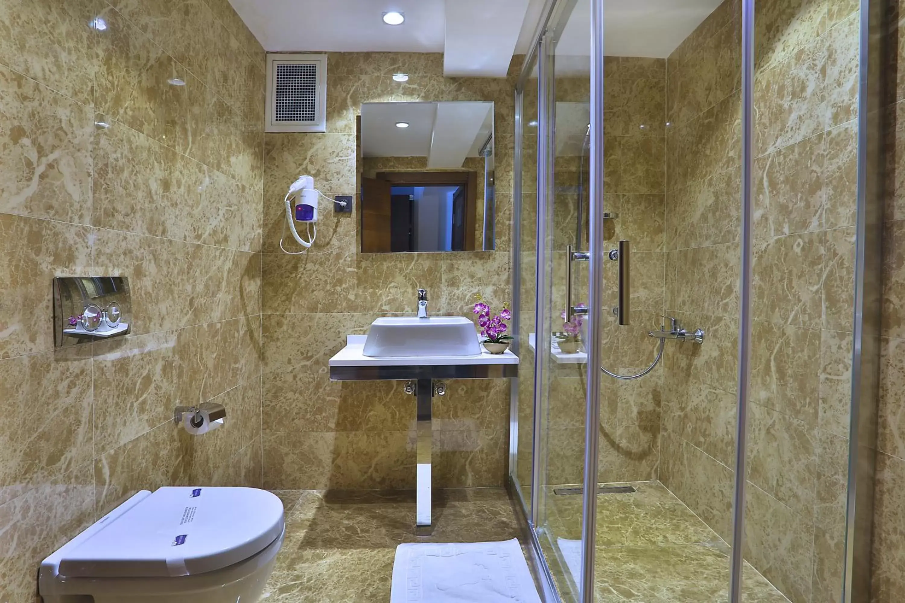 Shower, Bathroom in Grand Sagcanlar Hotel
