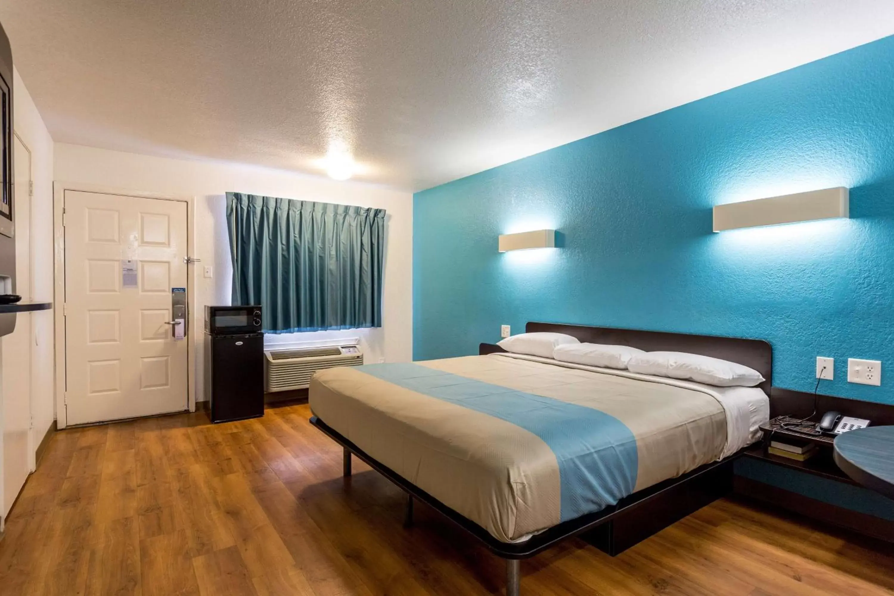 Photo of the whole room, Bed in Motel 6-Bryan, TX - College Station