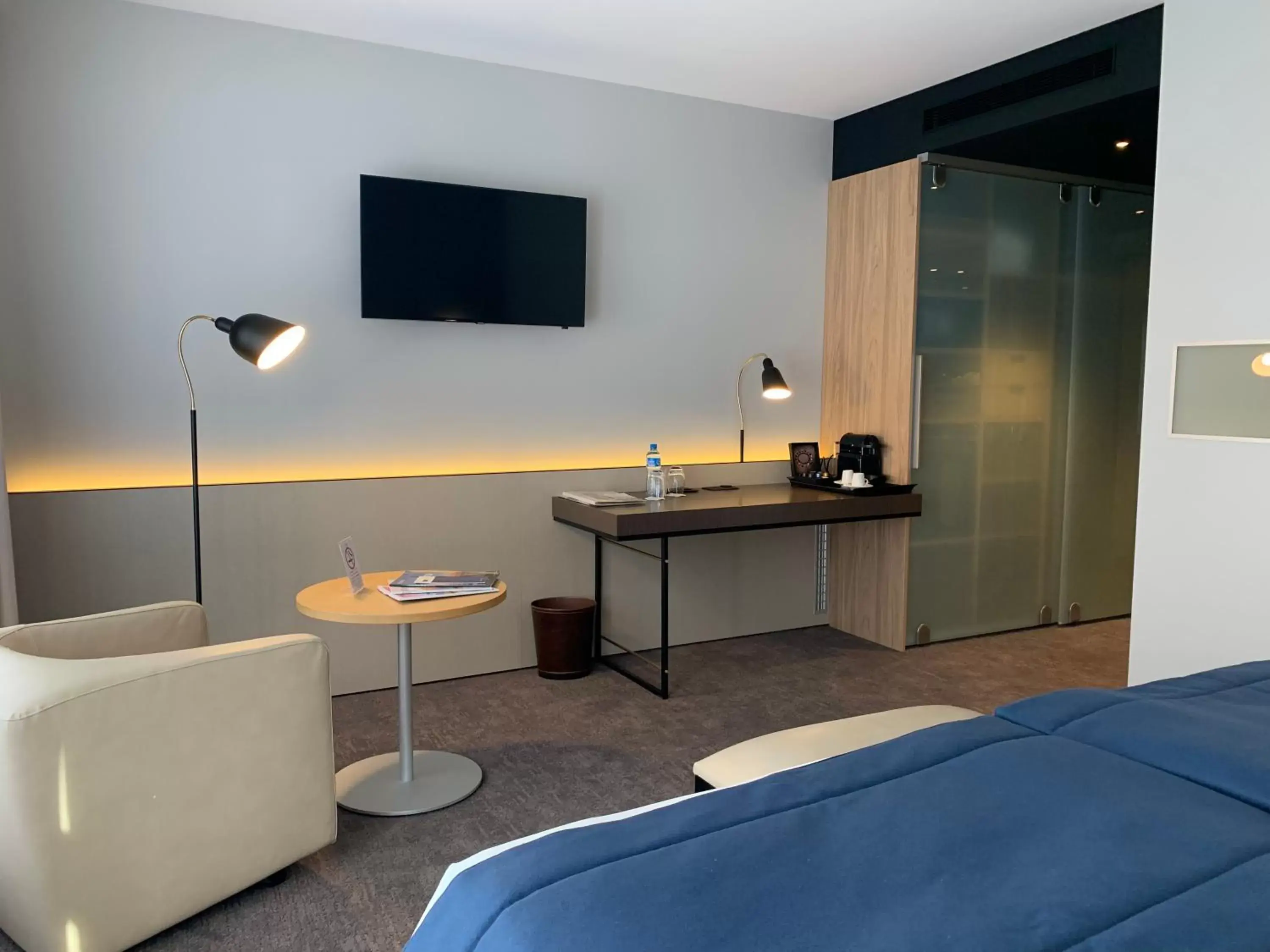 Bed, TV/Entertainment Center in Astra Vevey Hotel & Restaurant