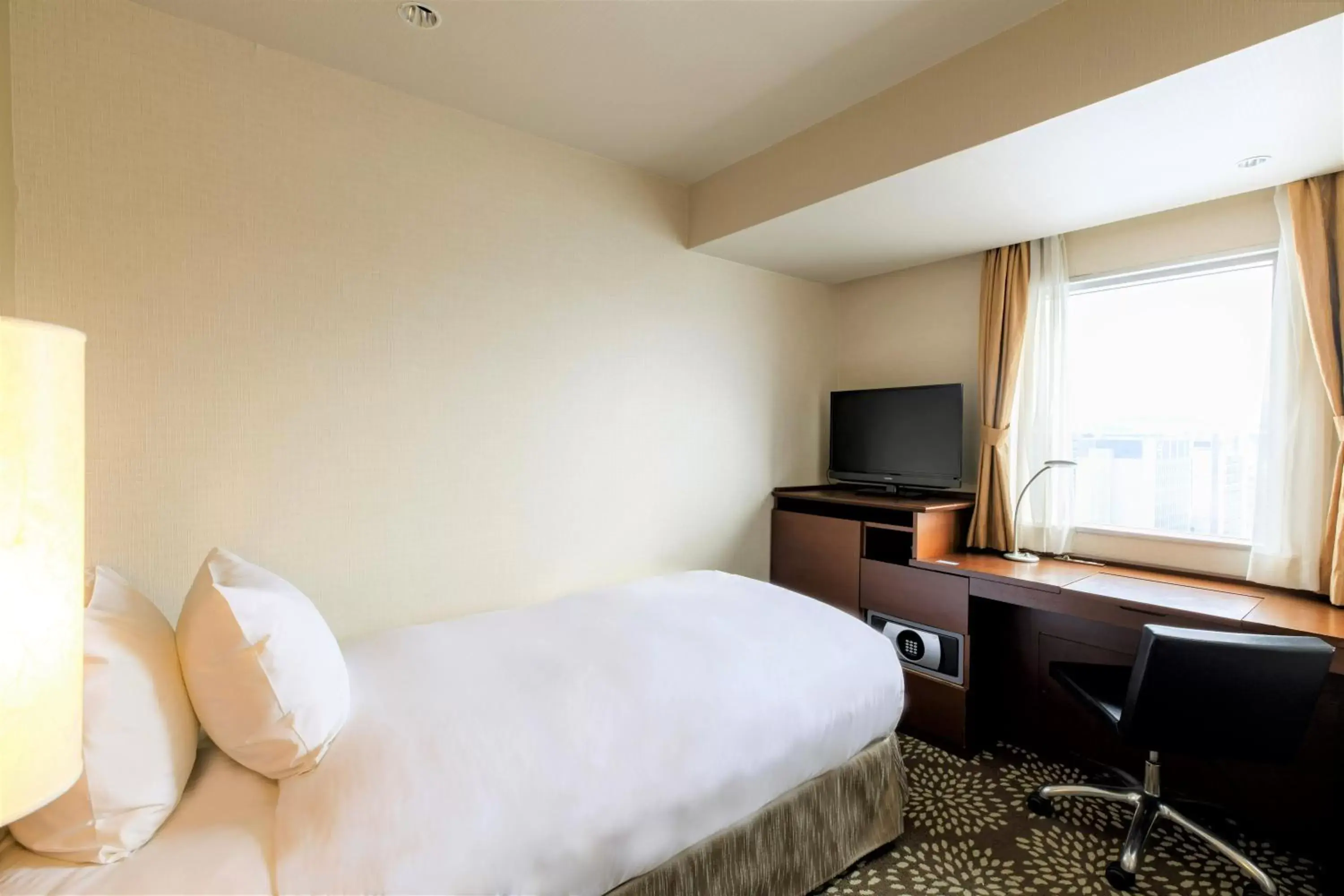 Photo of the whole room, Bed in ANA Holiday Inn Kanazawa Sky, an IHG Hotel