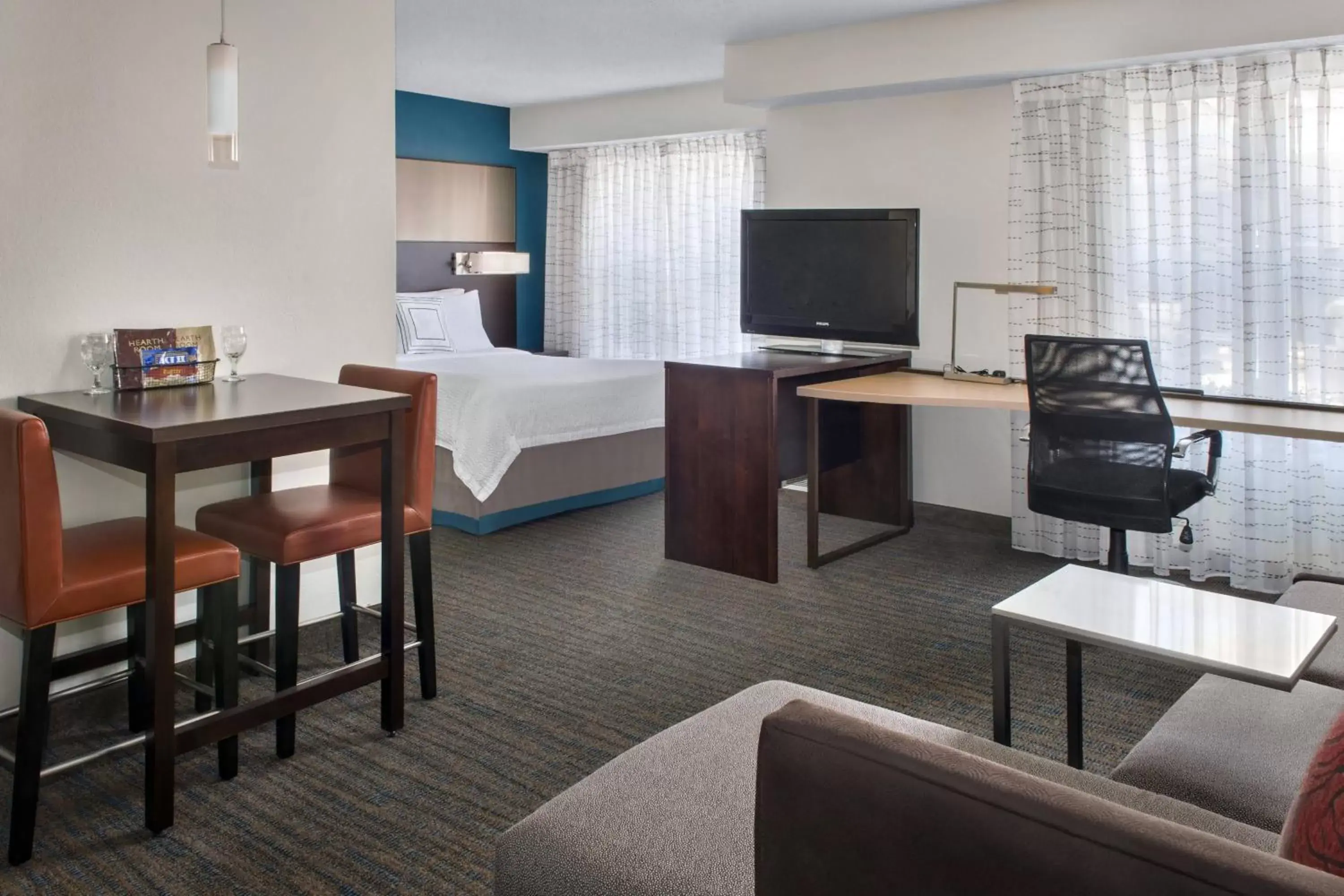 Bedroom, TV/Entertainment Center in Residence Inn Pittsburgh Cranberry Township