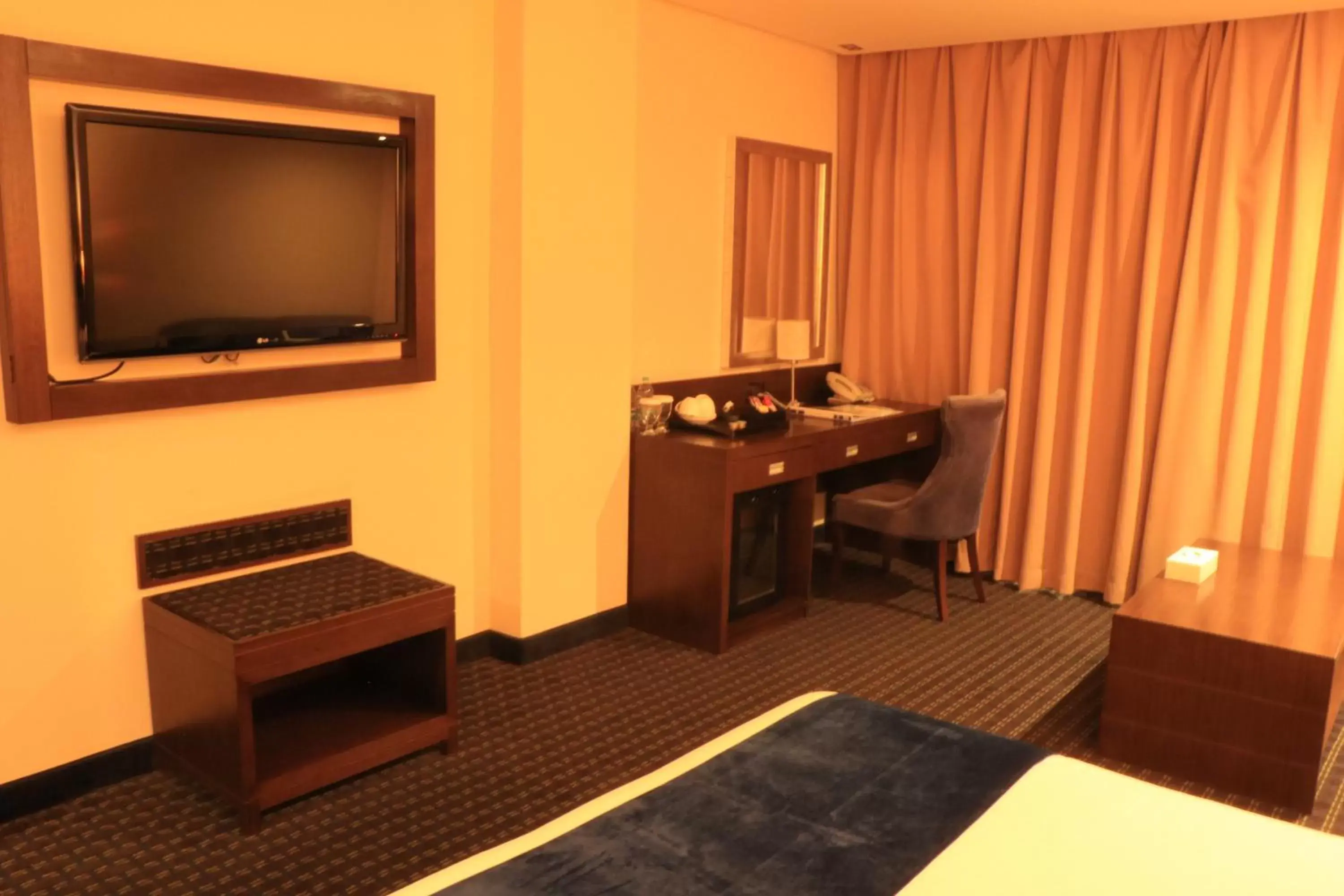 TV and multimedia, TV/Entertainment Center in Best Western Premier Muscat