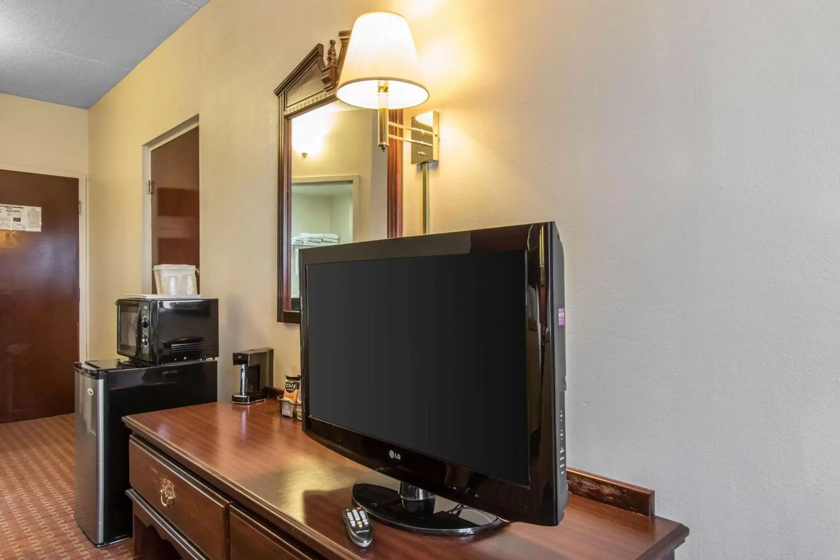 Photo of the whole room, TV/Entertainment Center in Quality Inn Hixson-Chattanooga