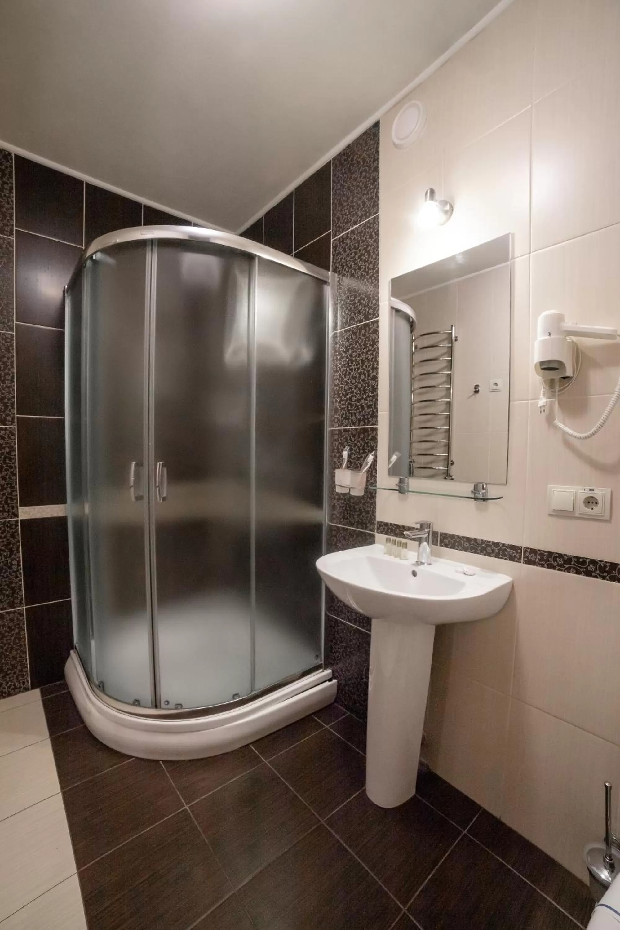 Shower, Bathroom in Wellland Hotel